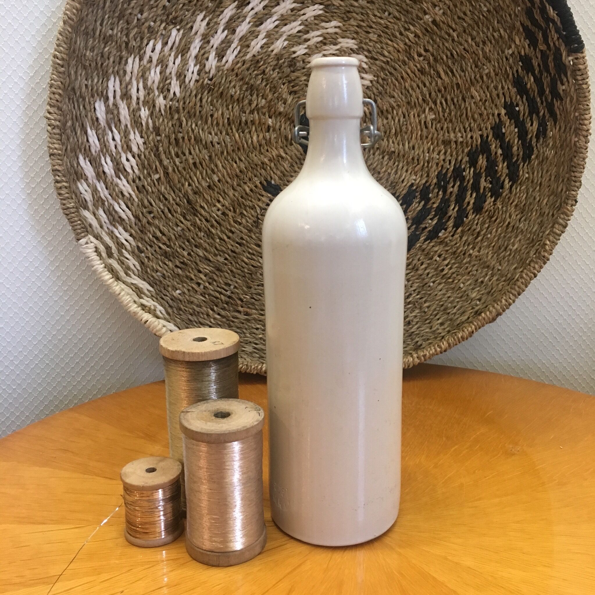 Bouteille en grès vintage blanc