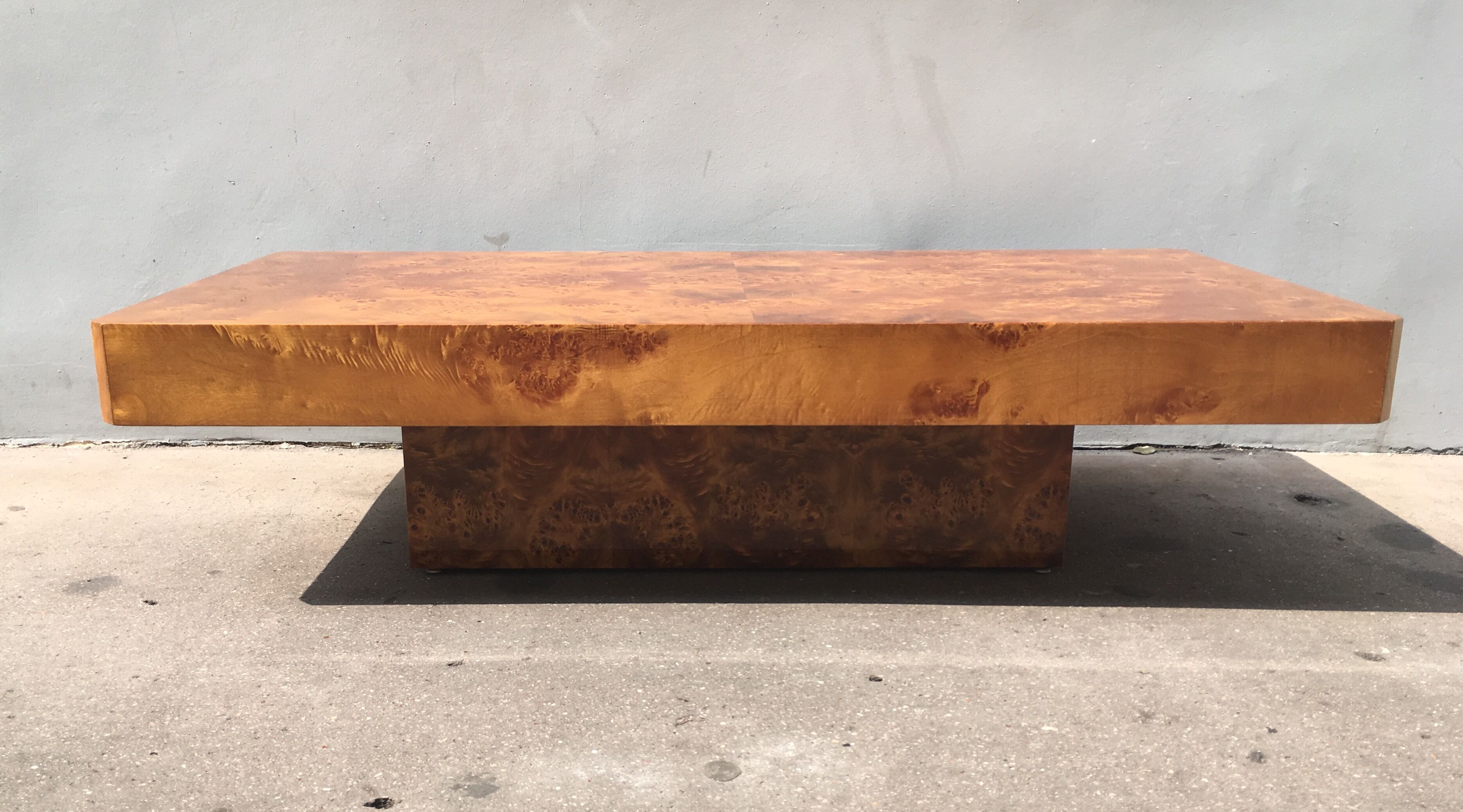 Table basse en loupe d'orme des années 70