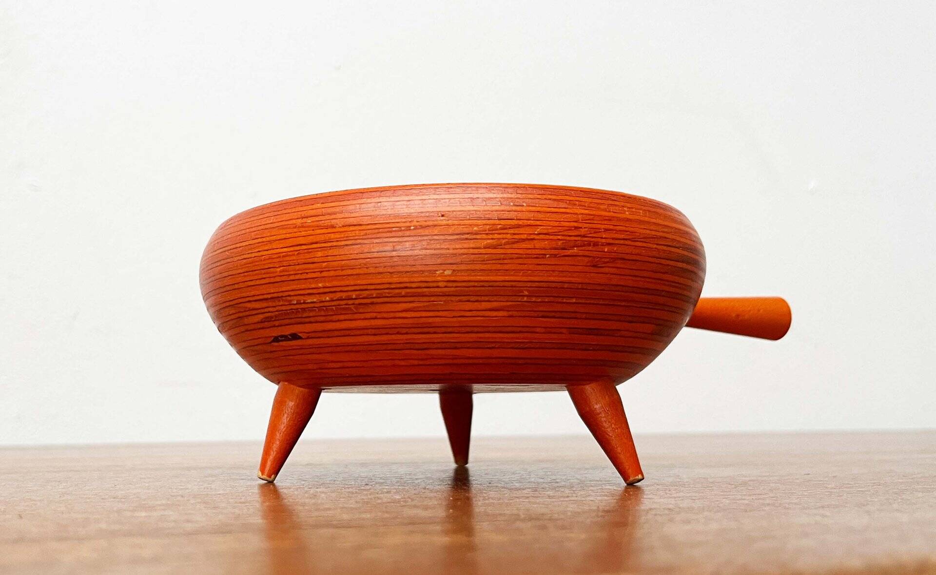 Bol tripode orange moderne du milieu du siècle en bois de Paavo Asikainen, Finlande, 1960s