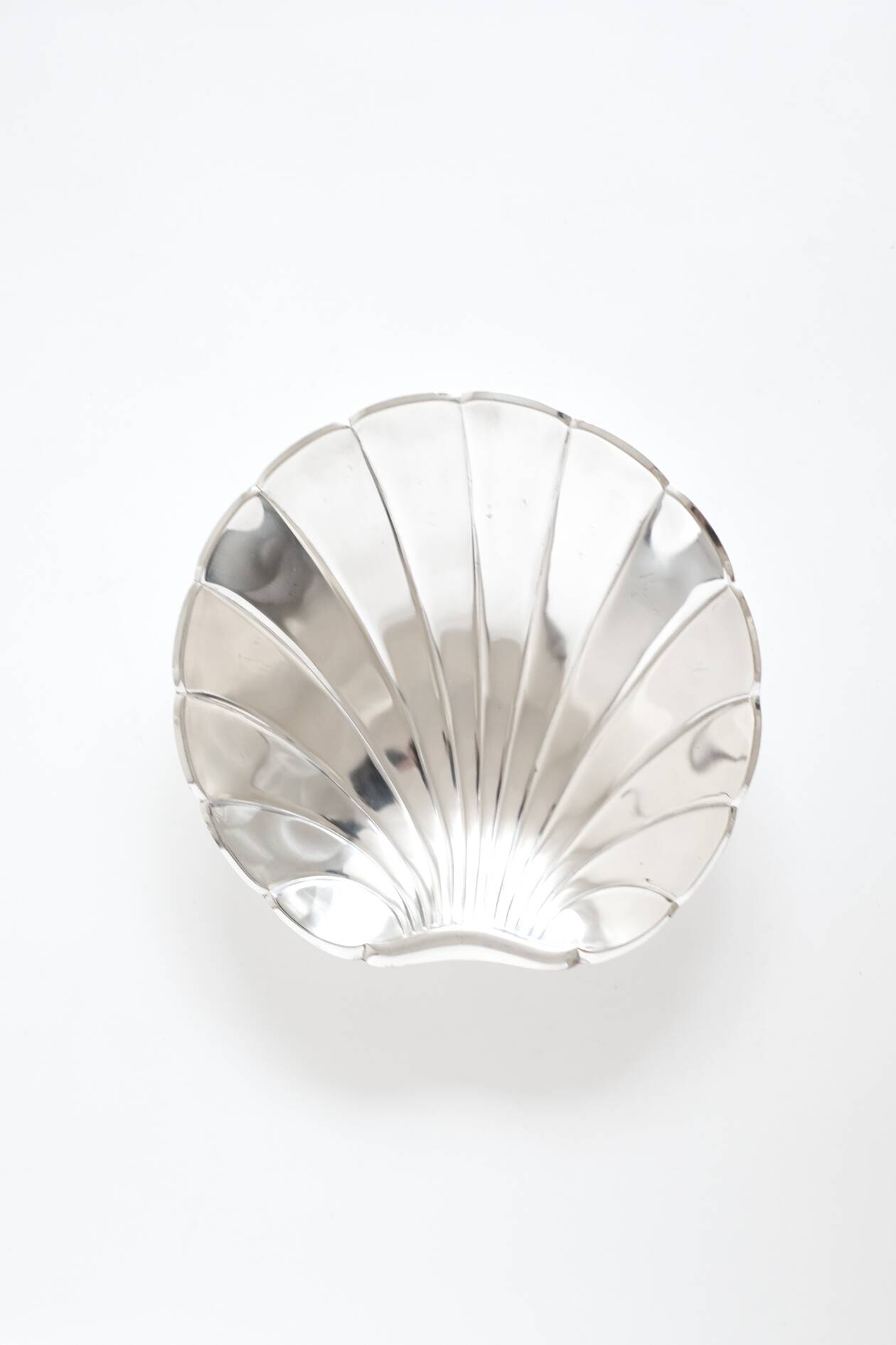 Grand plat en forme de coquillage plaqué argent