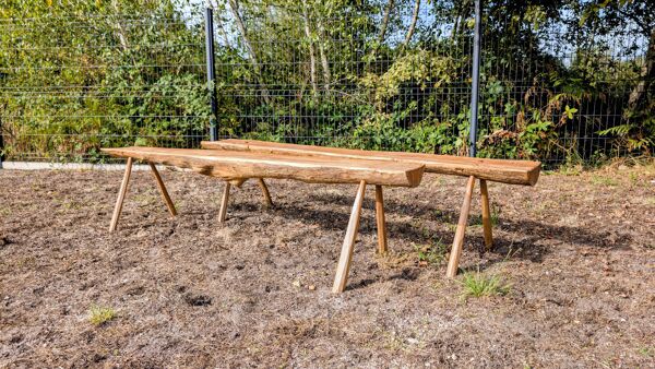 Paire de bancs brutalistes en bois – esprit design années 70