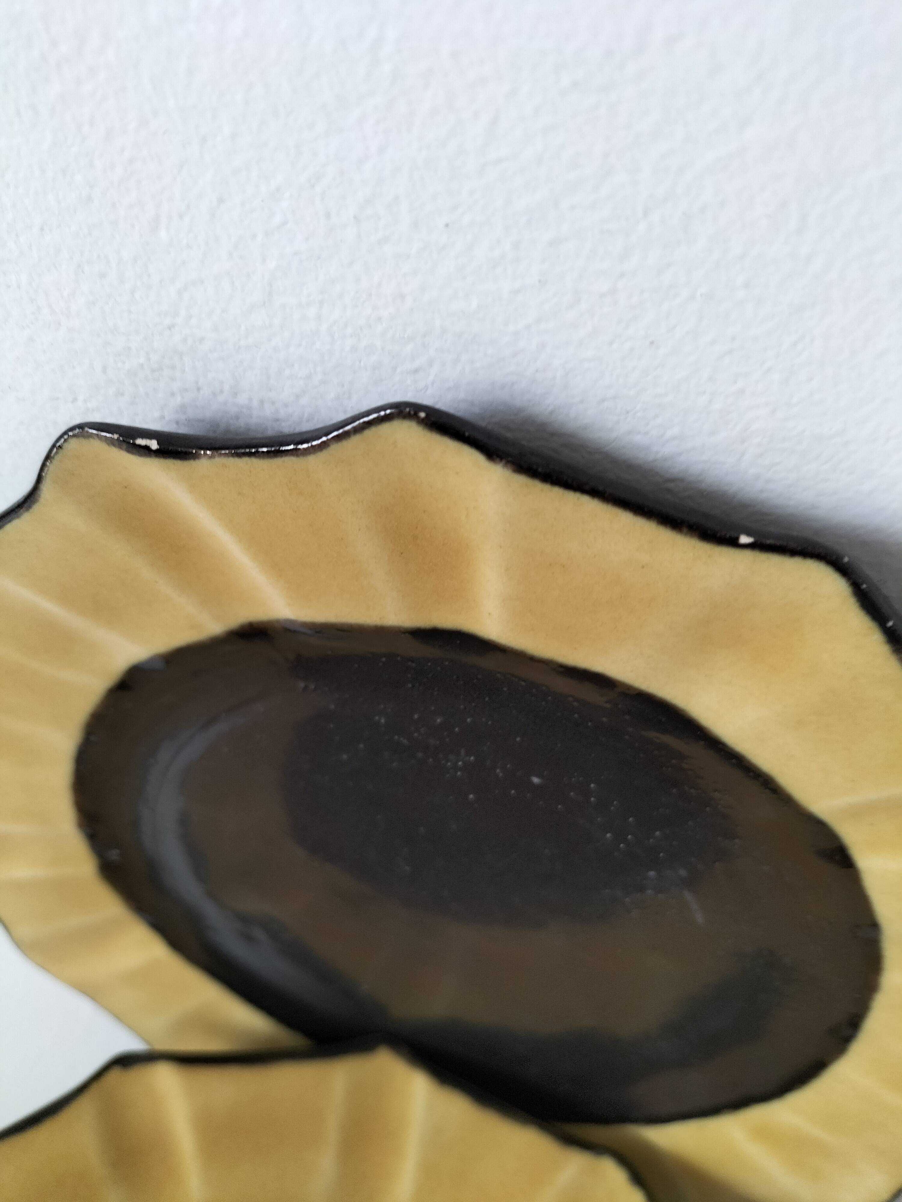 6 ceramic dessert plates shaped like a sunflower, signed CB.