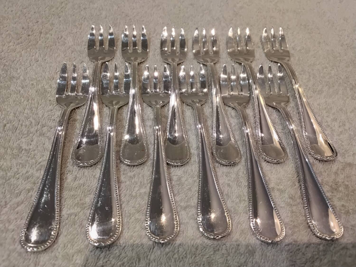 12 silver-plated oyster forks by the silversmith Ercuis, 12.2 cm