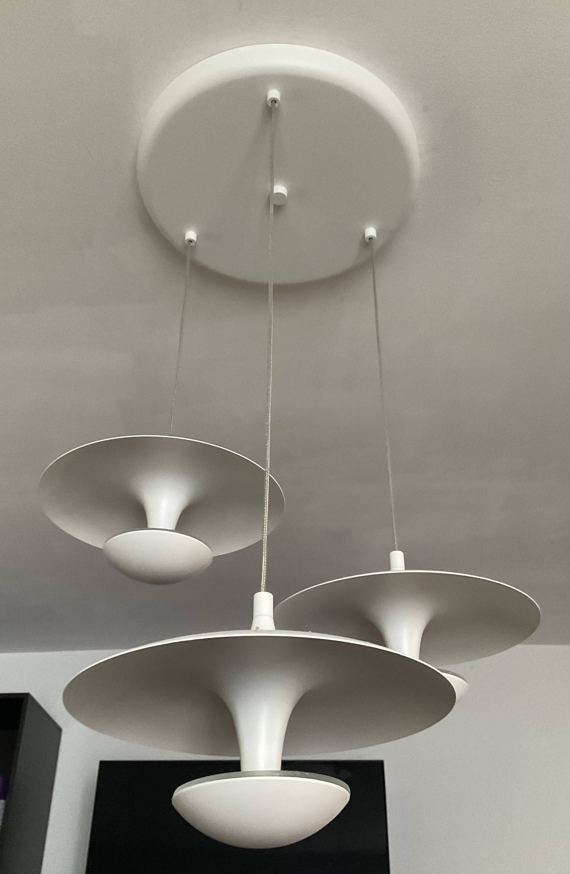 Suspension cascade design 3 white metal saucers