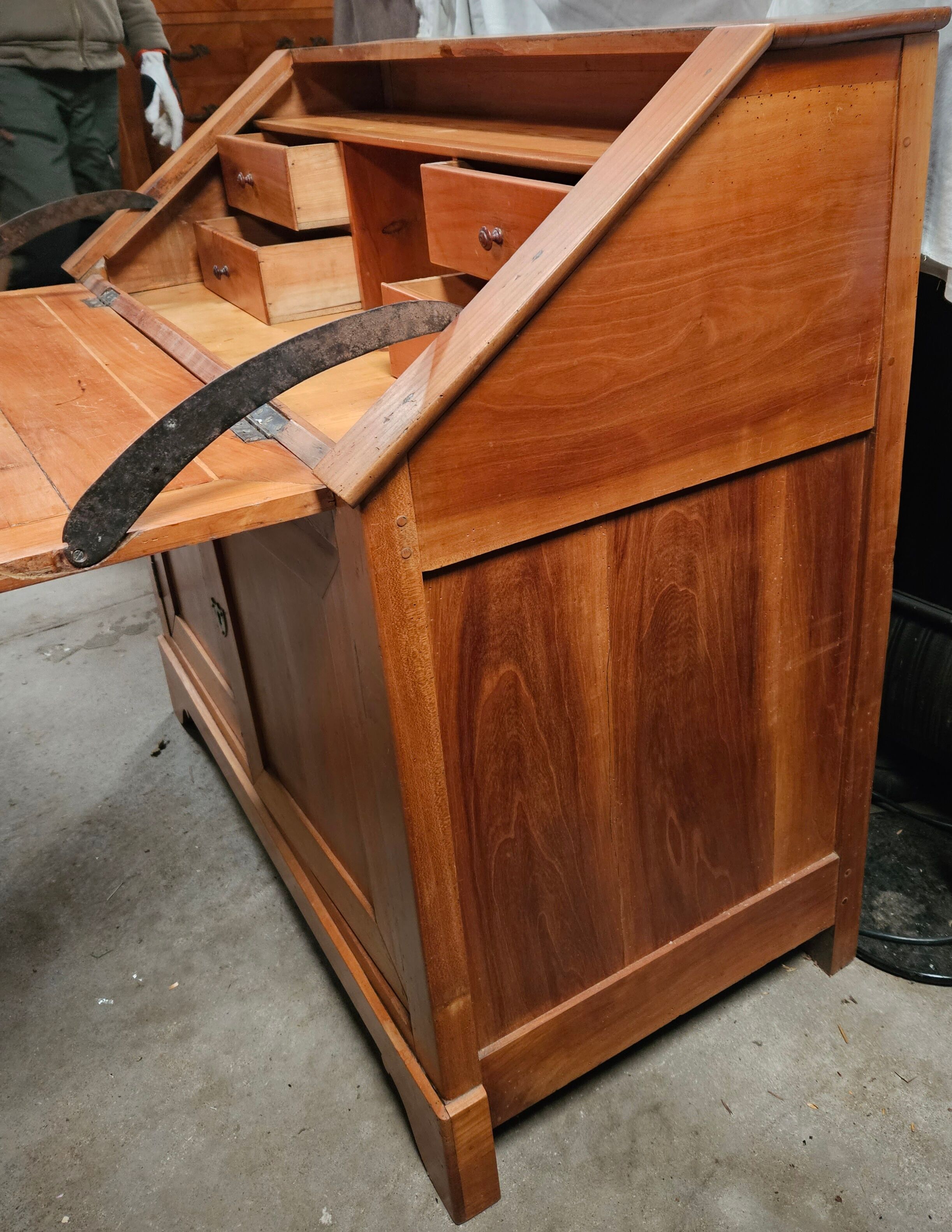 Slope desk in blond cherry wood