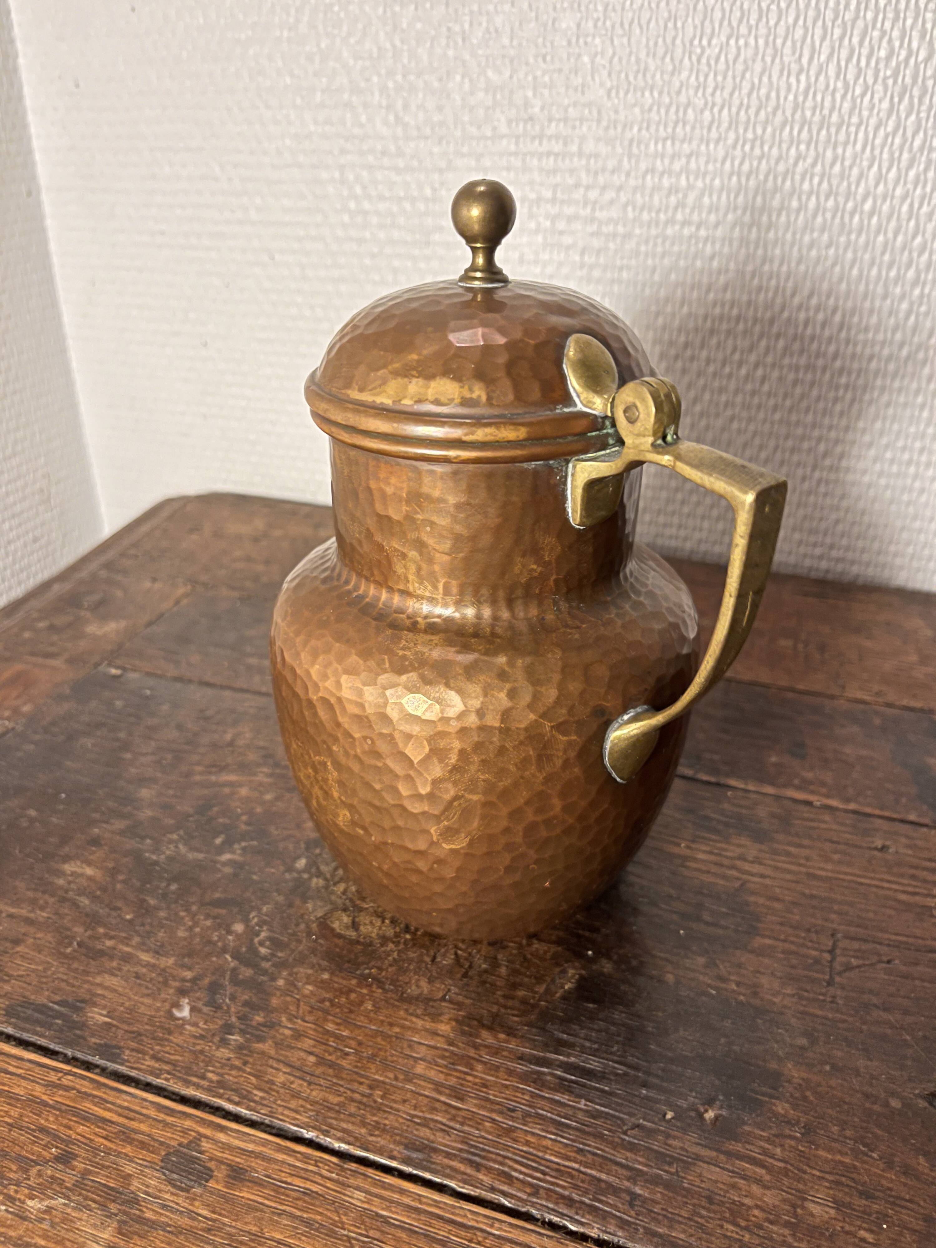 Hammered copper coffee pot signed Aug. Dannhauer, Geneva – 3/4 L