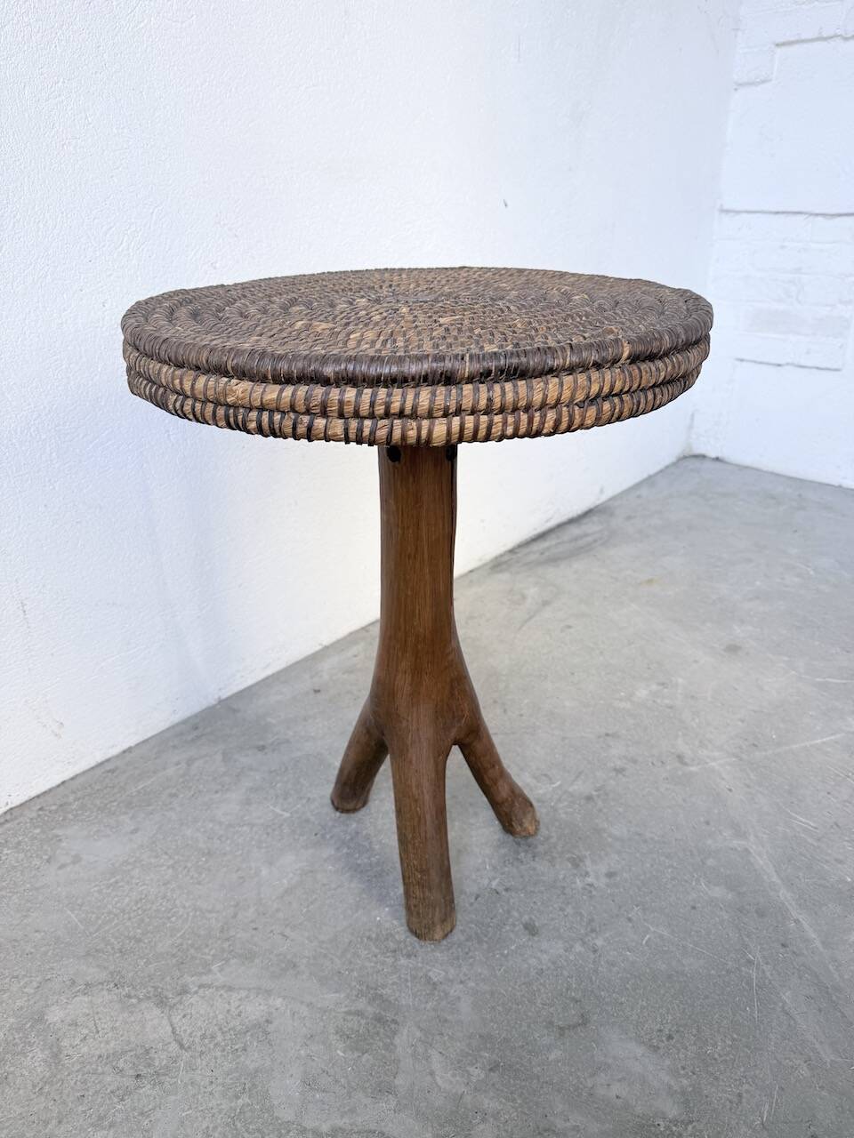 Sellette tripode art populaire en paille tressée, 1950