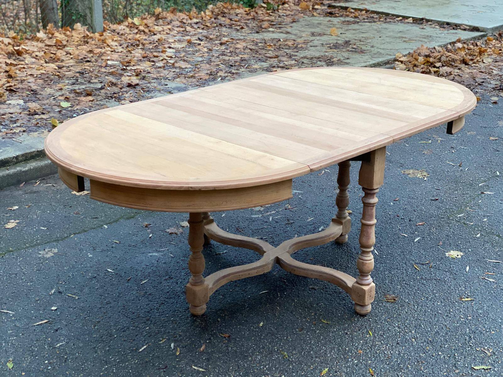 Extendable round farmhouse dining table restored in solid oak from the 19th century