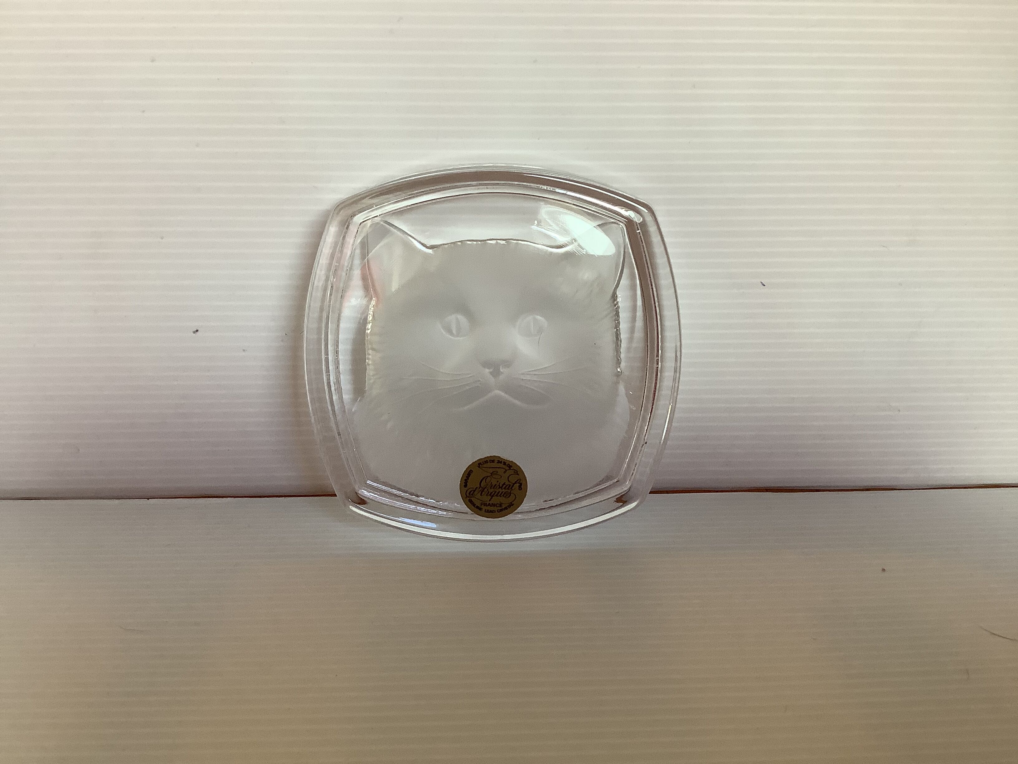 Box with an Arques crystal cat