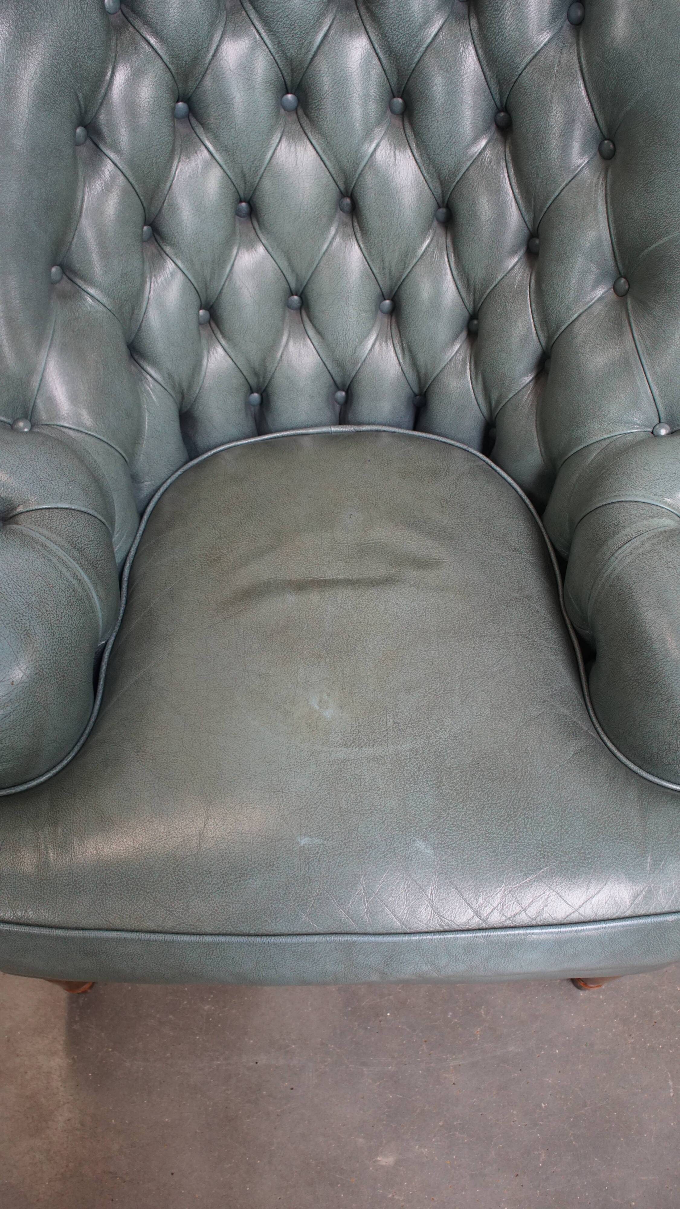 Fauteuil Chesterfield bleu en cuir de vachette de style anglais