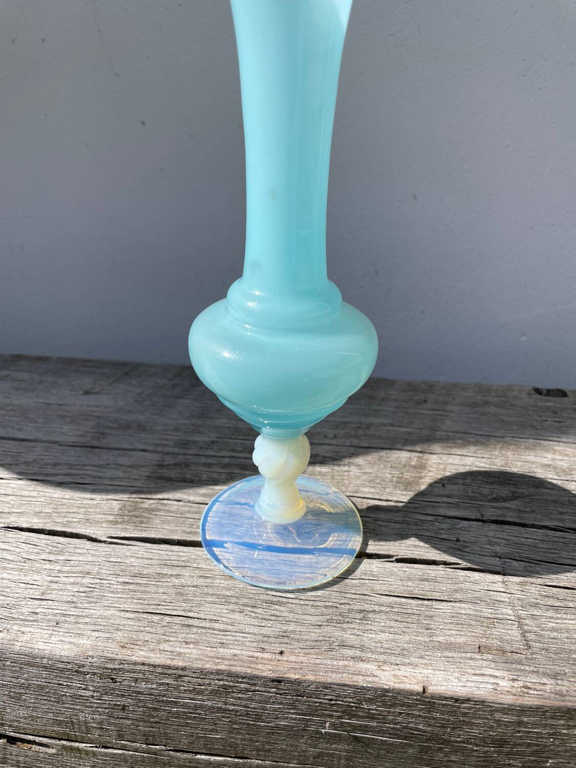 Vase romantique en opaline bleu