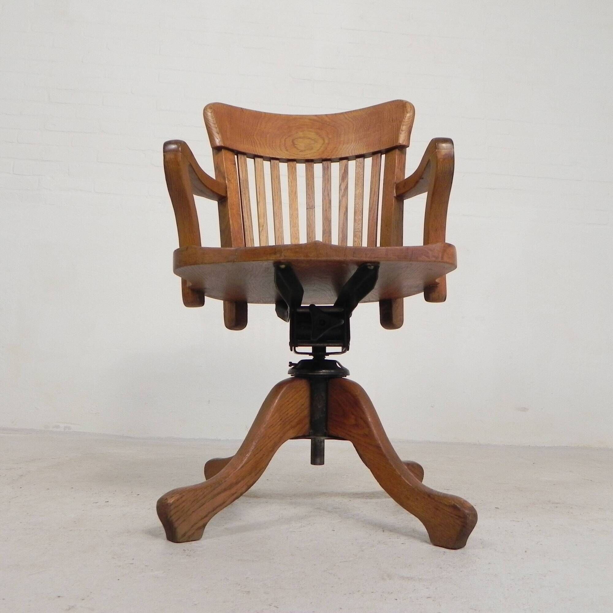 Oak office chair with adjustable spring system and height adjustment, 1950s.