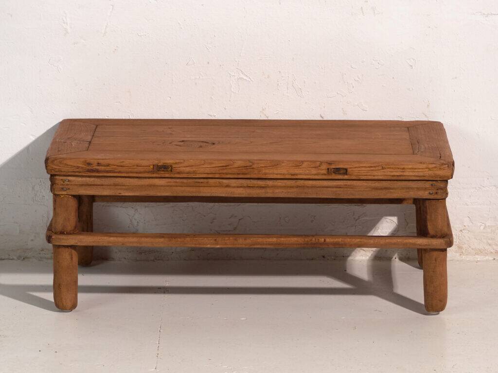 Table basse ancienne en bois de pin – Chine, vers 1890