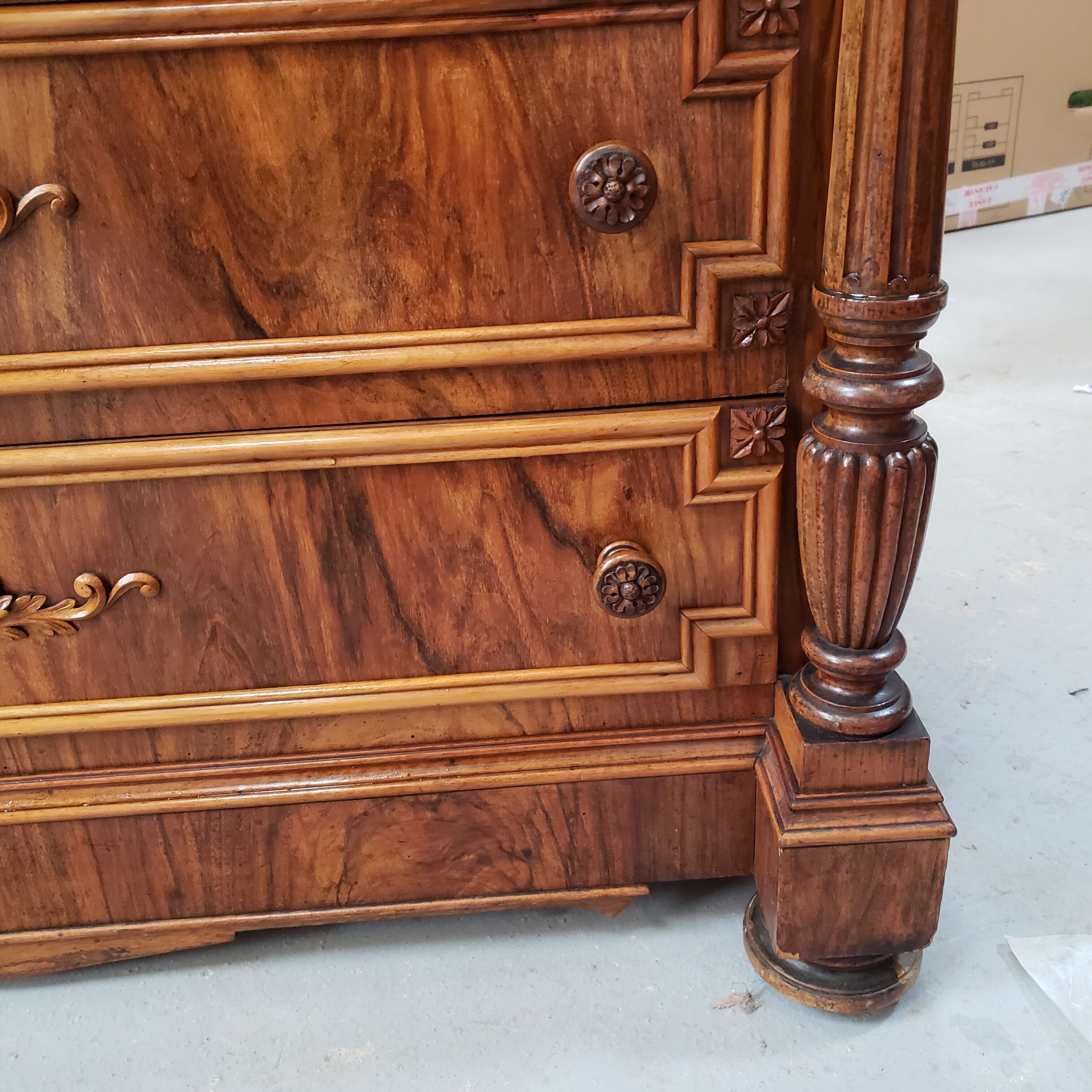 Antique chest of drawers carved in walnut XIX