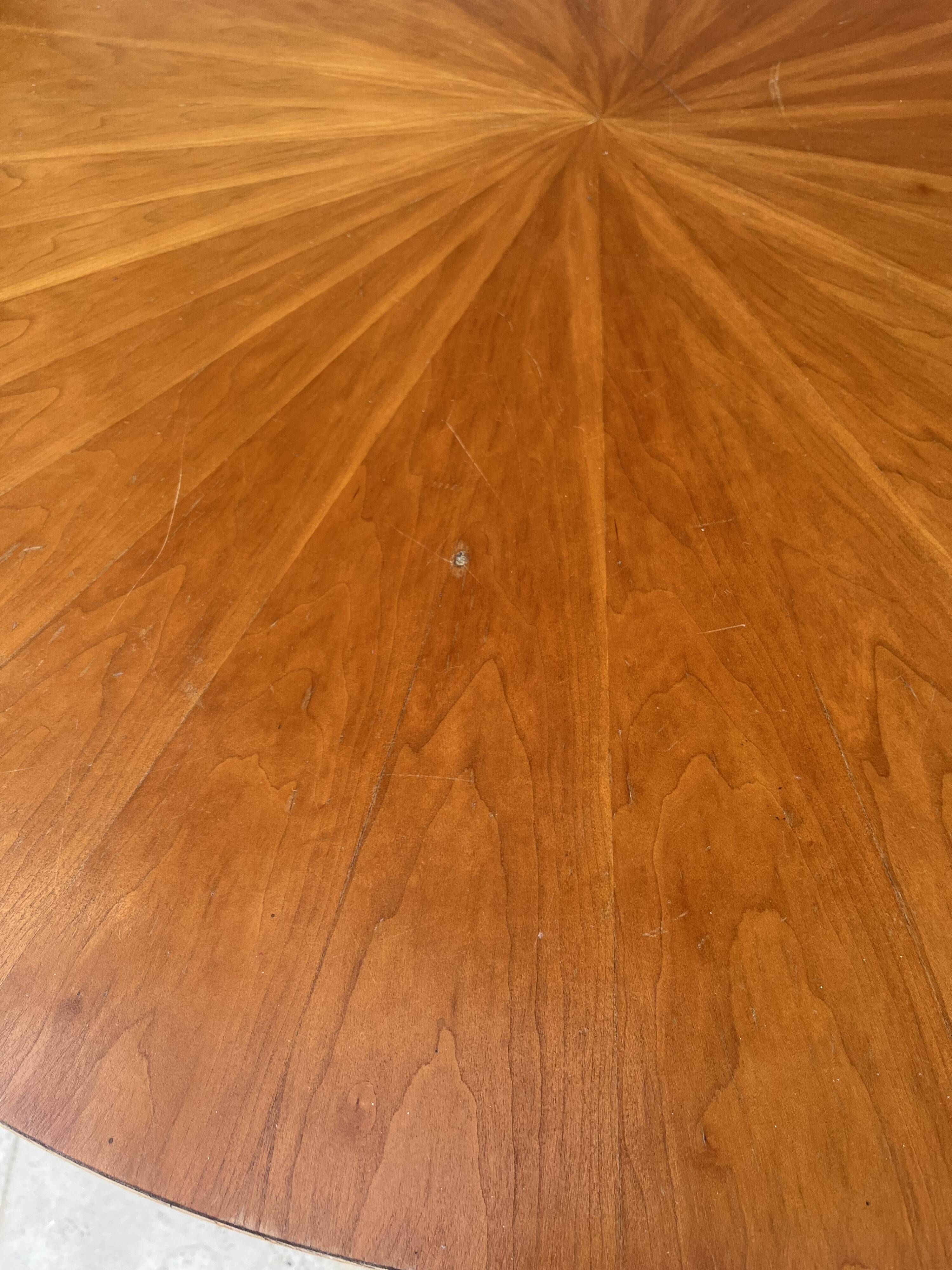 Table ronde vintage avec plateau en bois