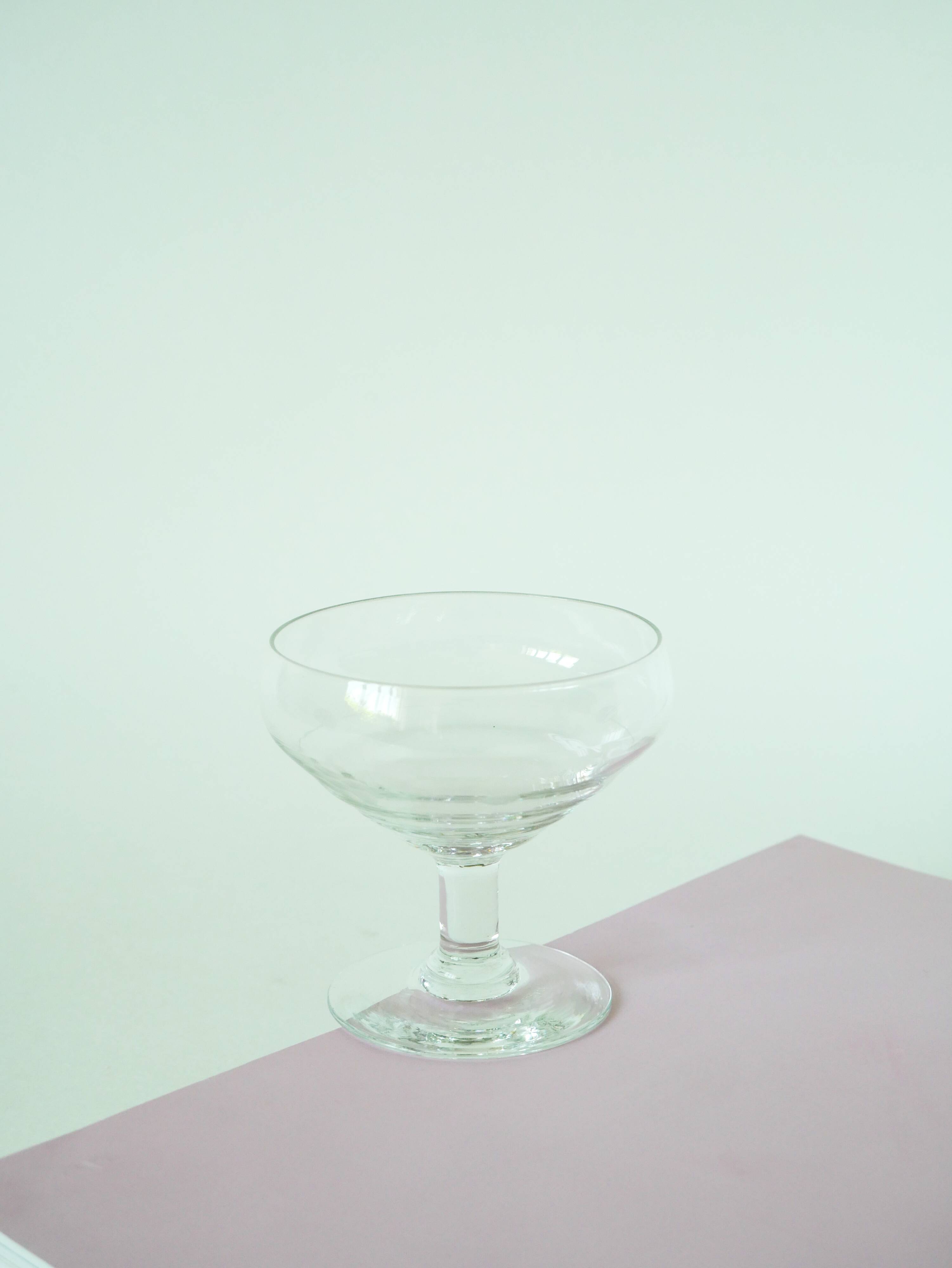 Set of 8 engraved champagne glasses, flower motifs, 1960