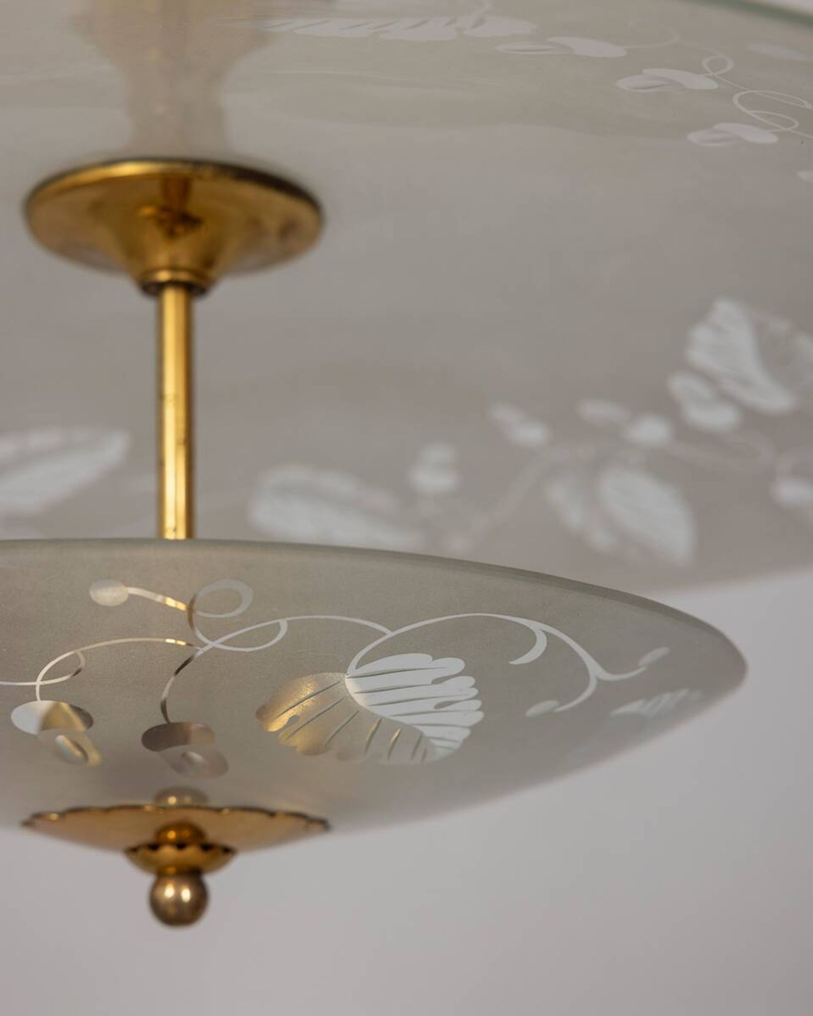 Lustre vintage années 40 en cristal décoré et laiton design italien