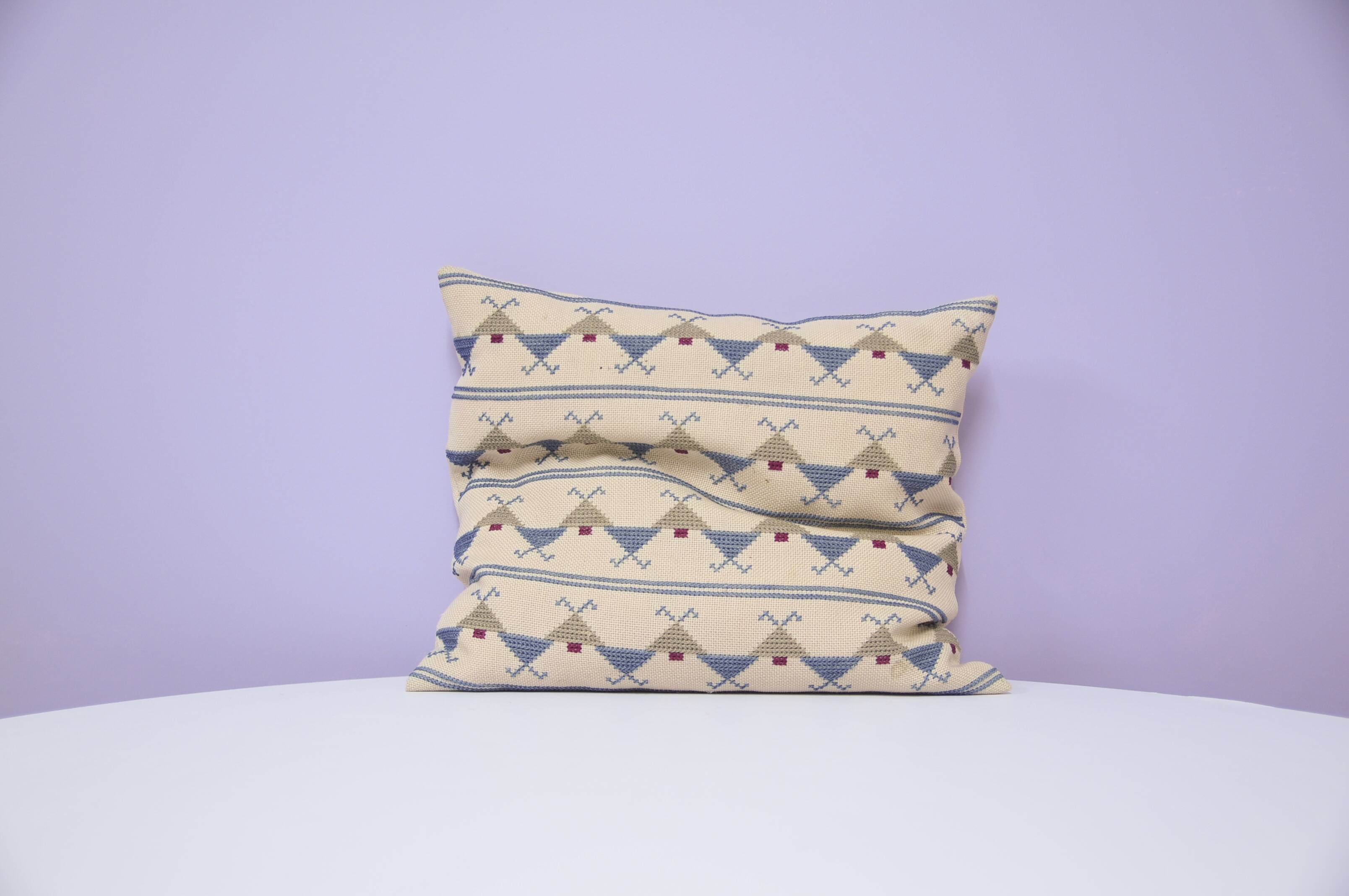 Coussin vintage beige brodé motif bleu