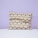 Coussin vintage beige brodé motif bleu