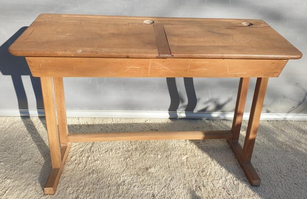 Bureau d'écolier pupitre double et son banc graffitis