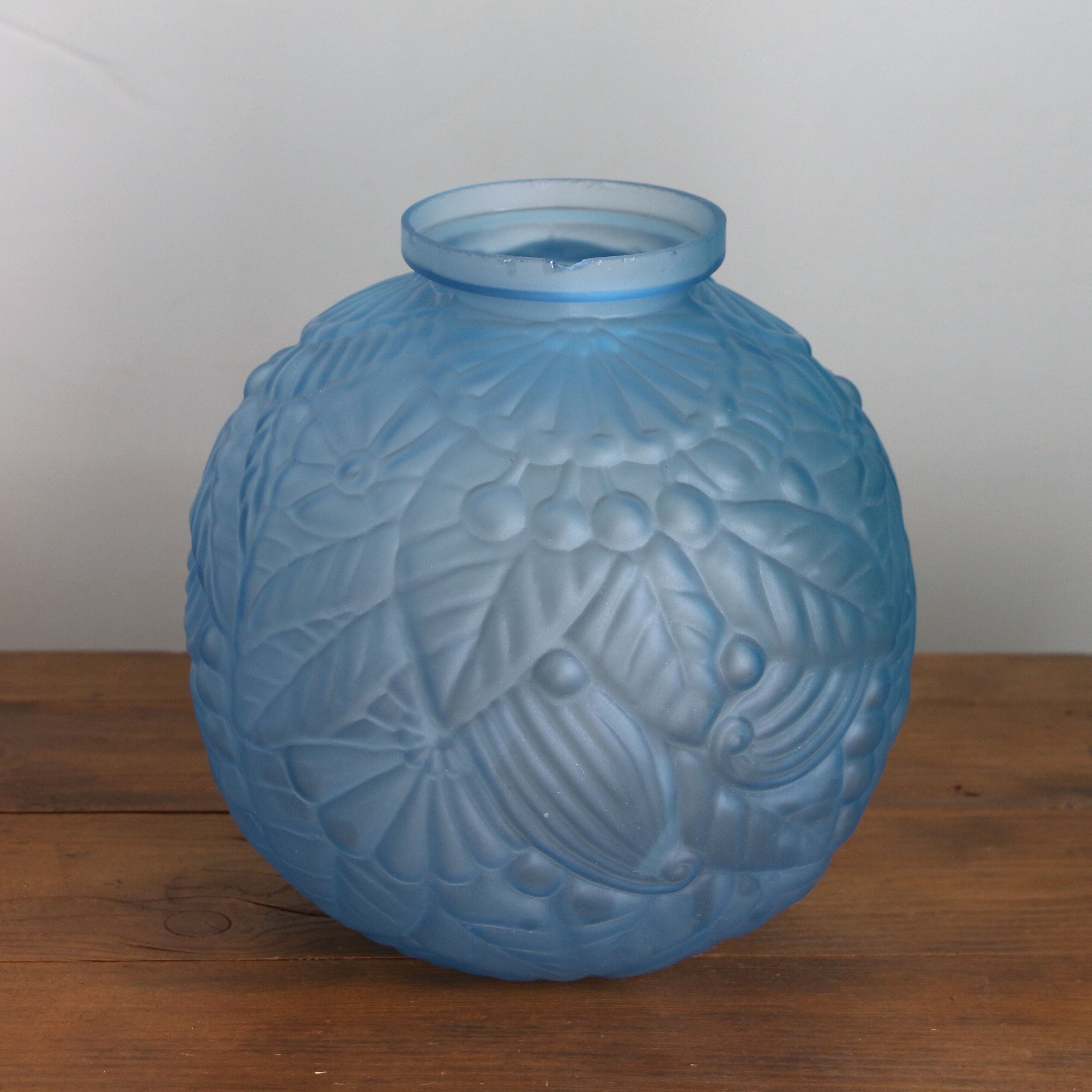 Vase ball art deco in blue glass