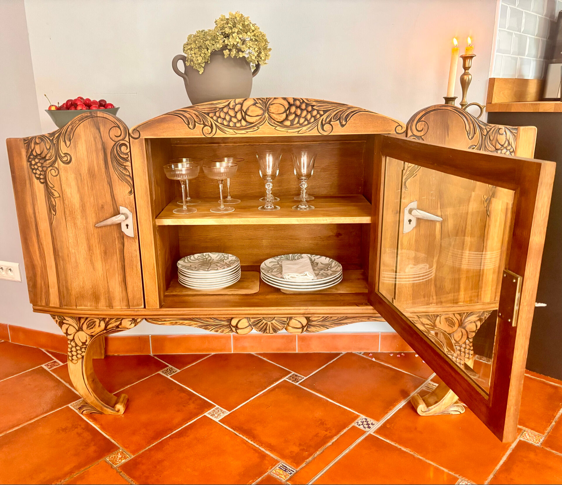 Buffet Art Nouveau restauré avec vitrine