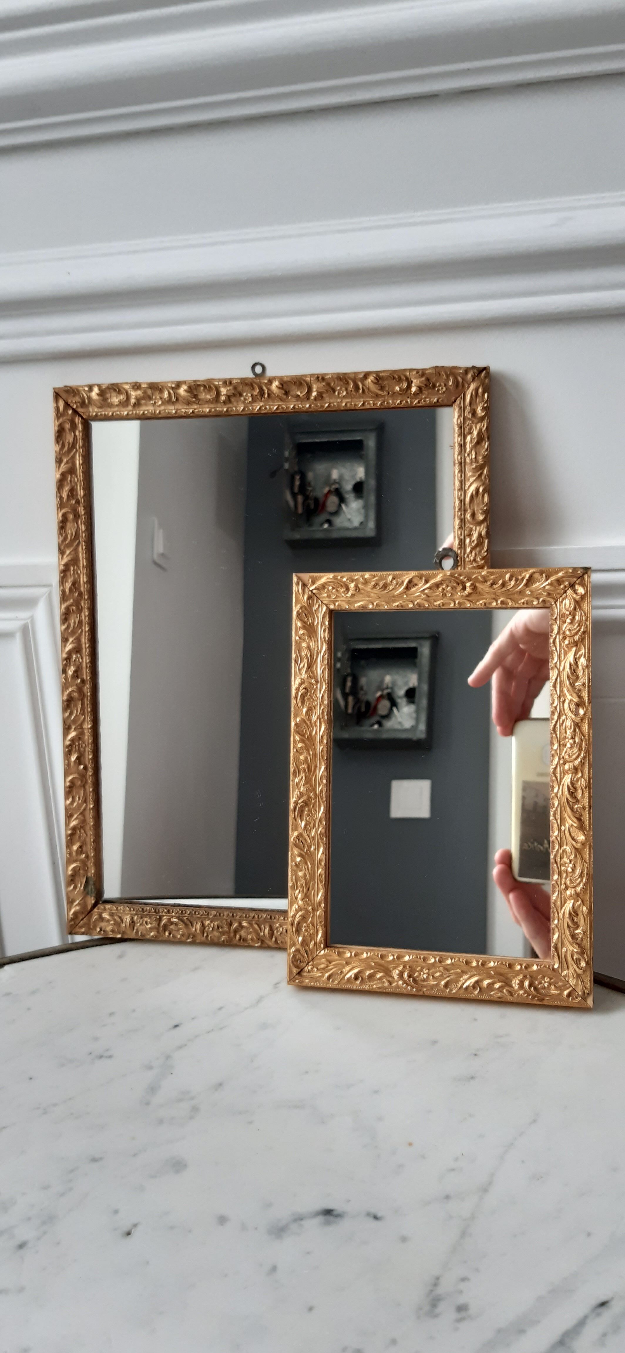Paire de miroirs anciens en bois et en plâtre doré