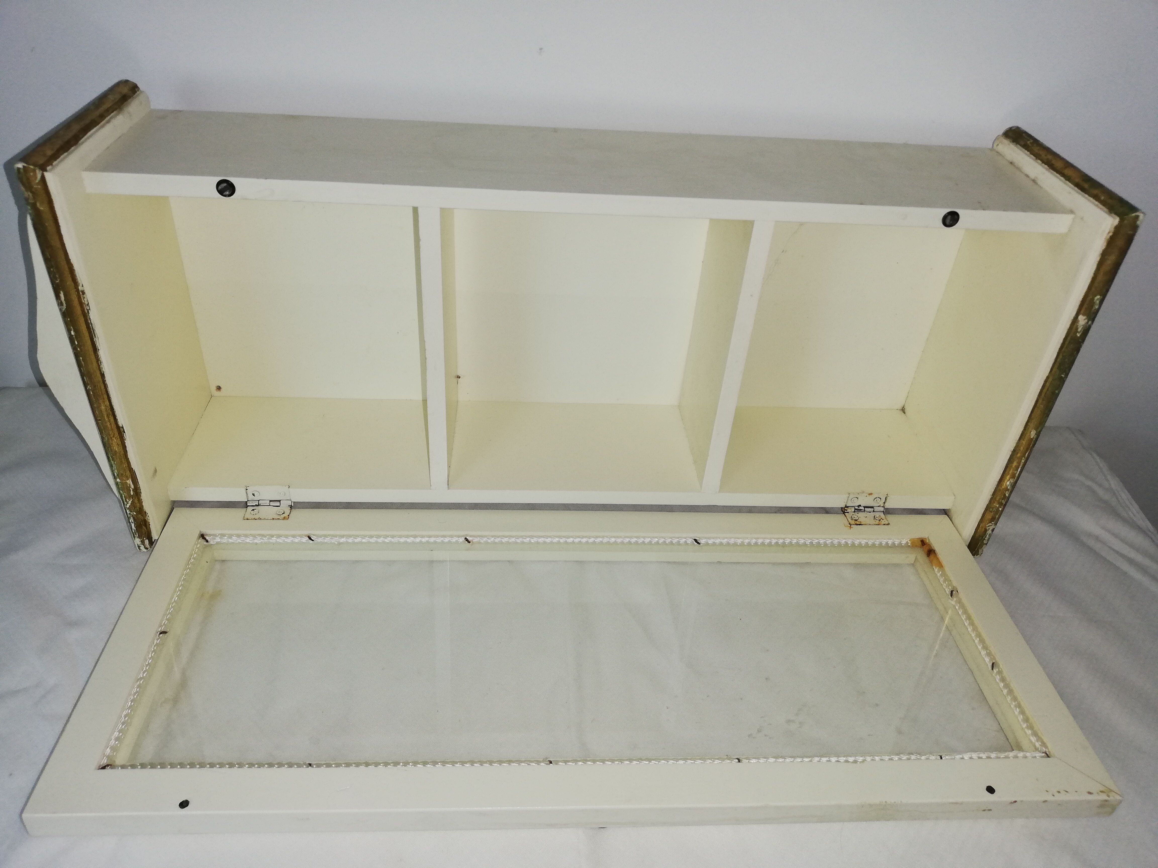 Vitrine en bois peint