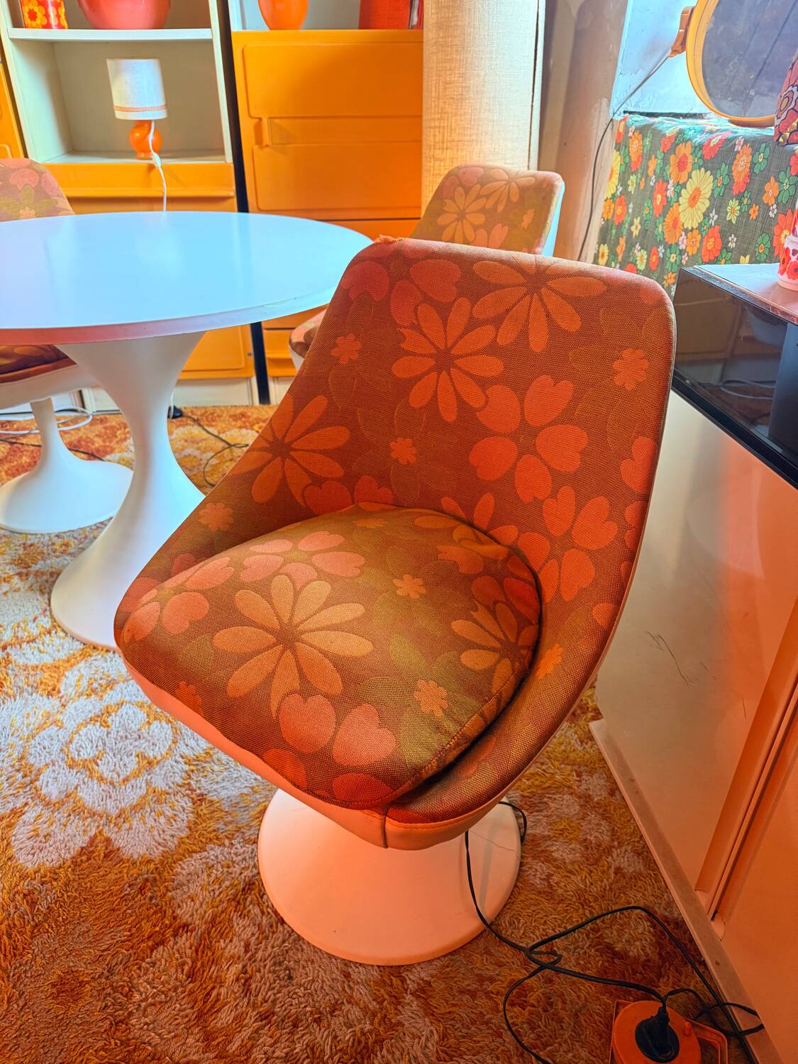 Table and tulip leg chair, vintage space age from the 70s.