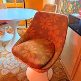 Table and tulip leg chair, vintage space age from the 70s.