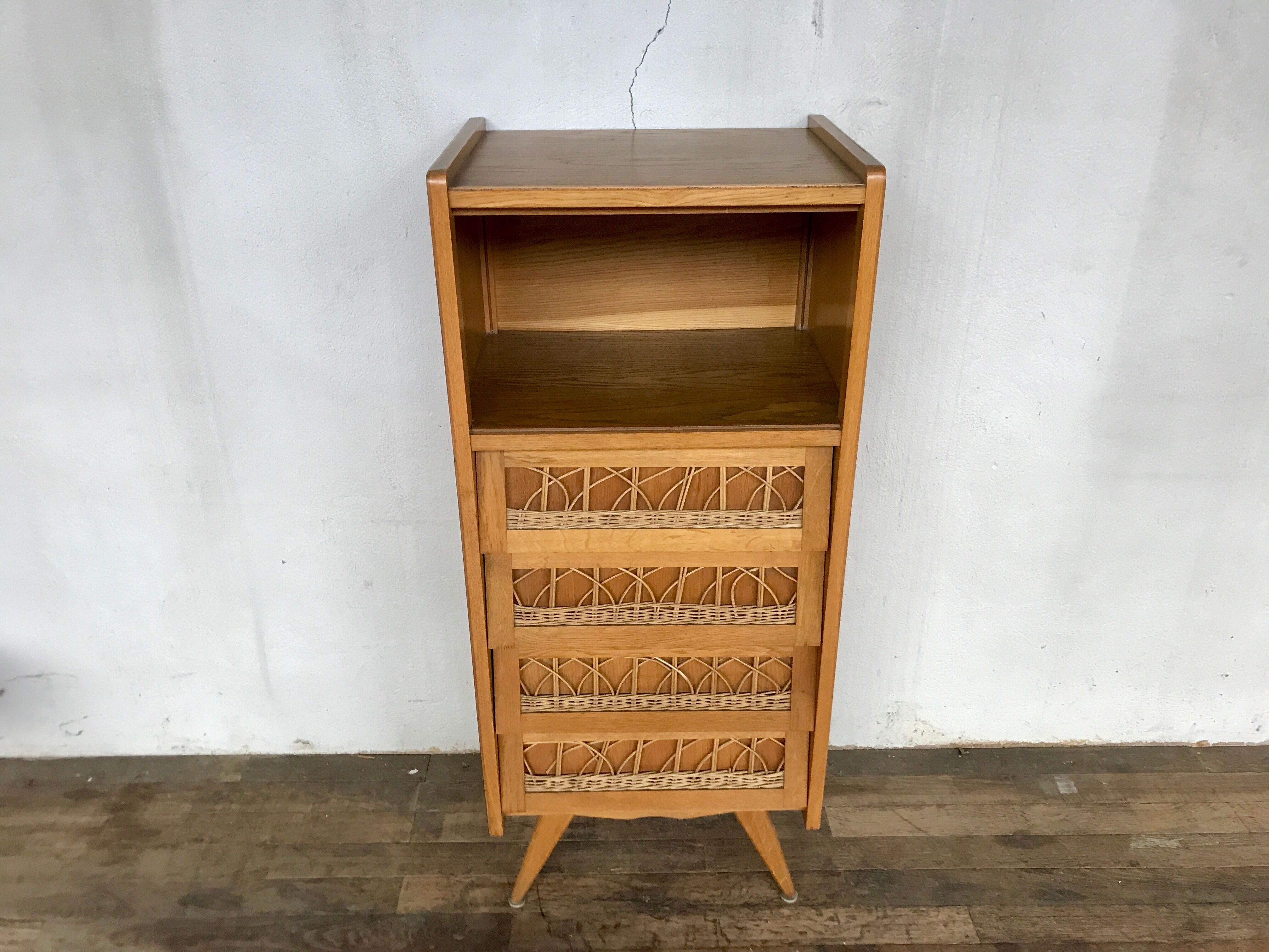 1950-foot compact dresser