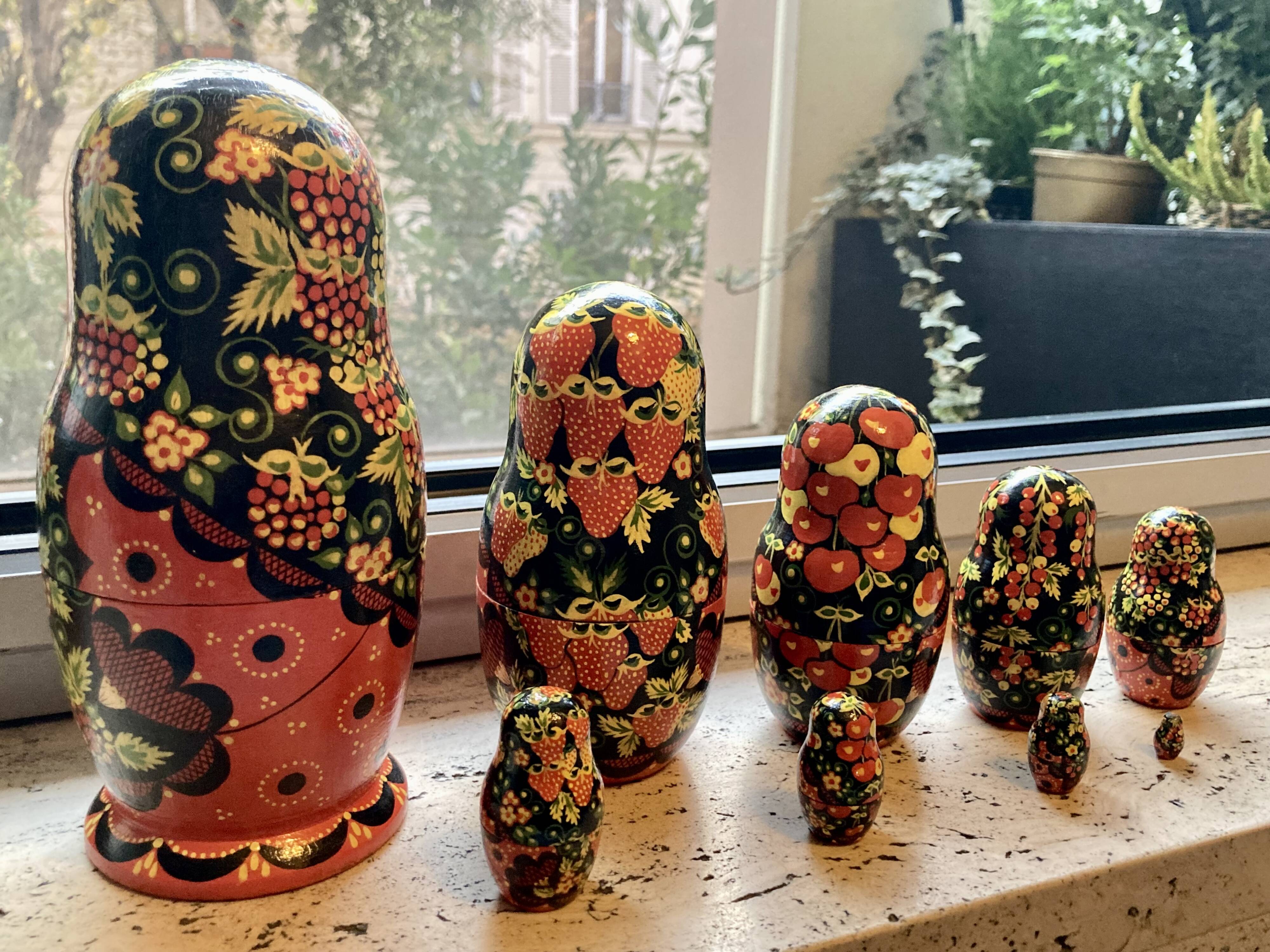Magnificent family of Russian matryoshkas – 9 dolls – excellent condition