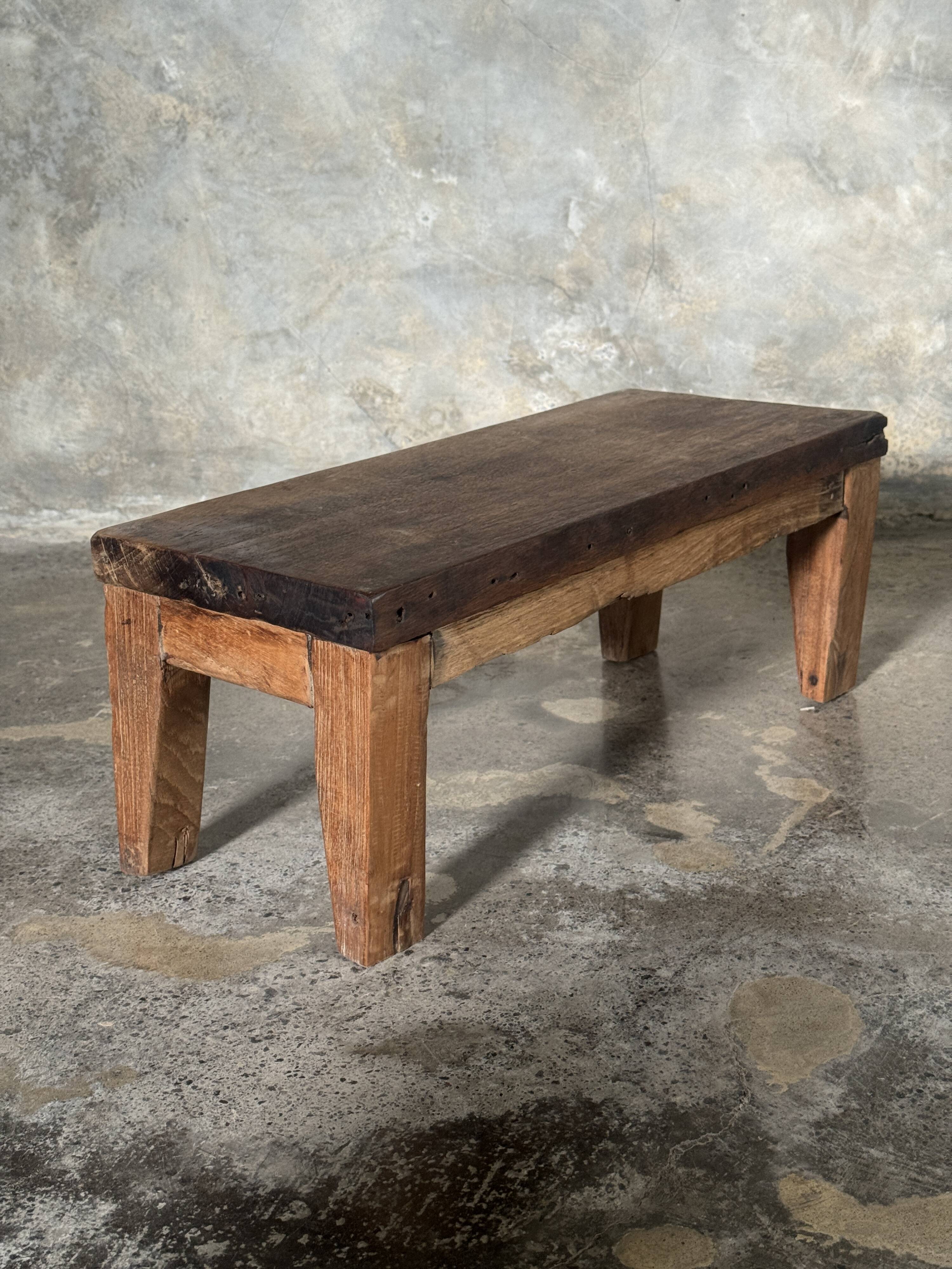 Petit banc en teck ancien rectangulaire quadripode d'Indonésie H20 L45