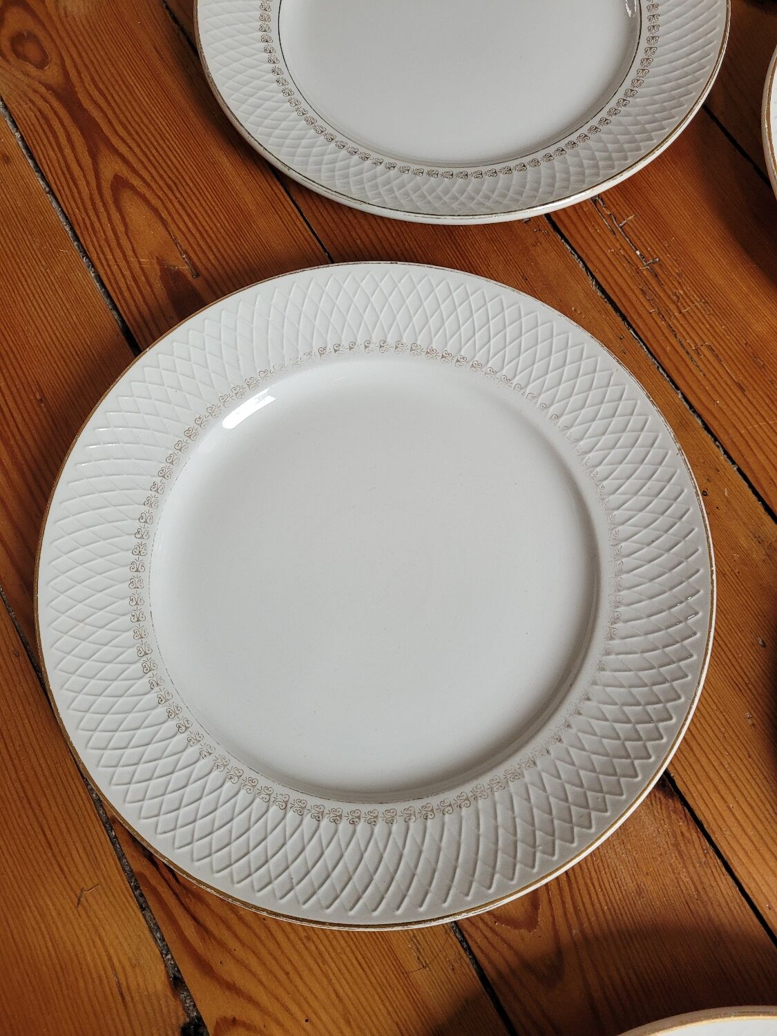 Set of 8 L'Eclat L'Amandinoise flat plates