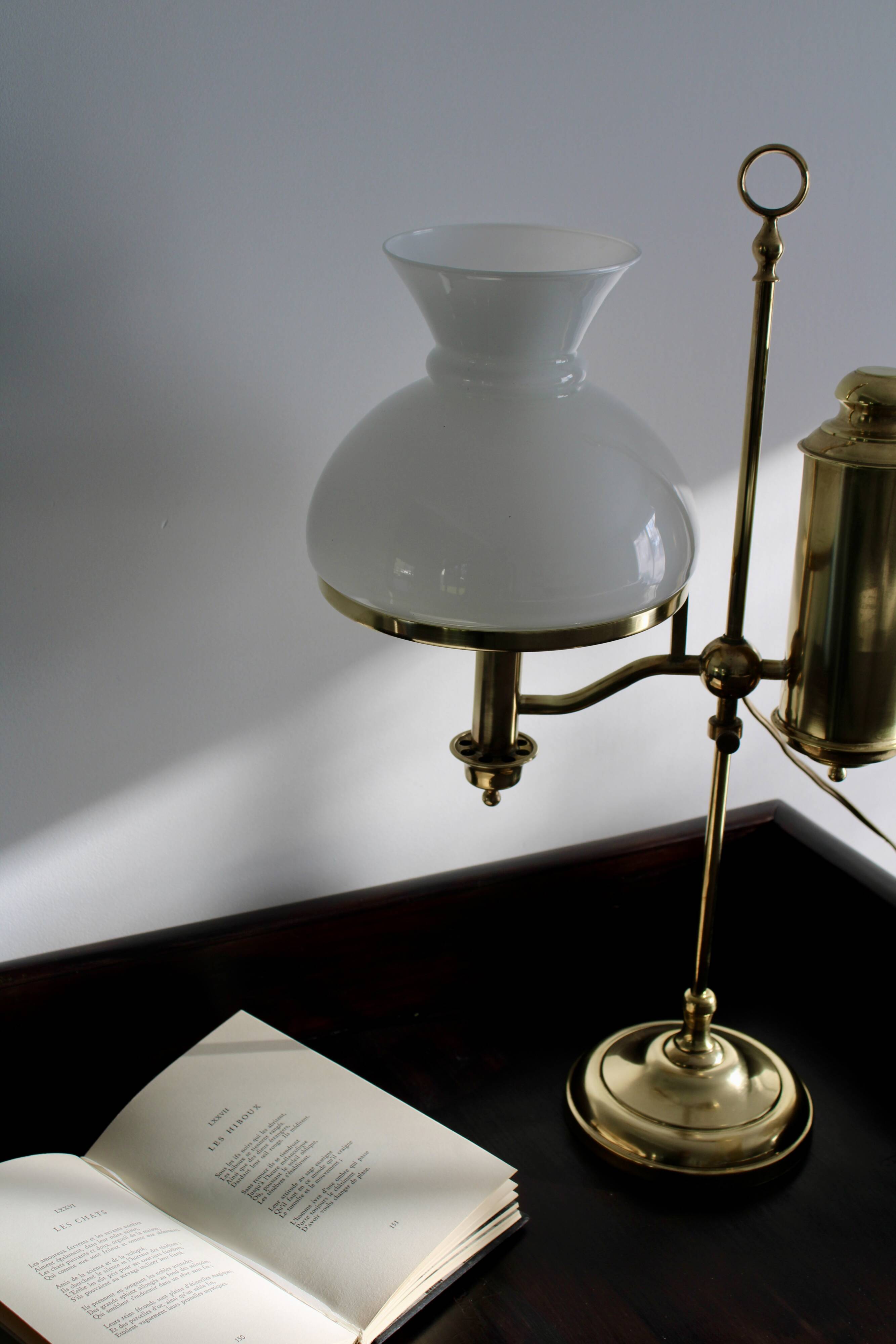 English Quinquet lamp in brass and opaline.