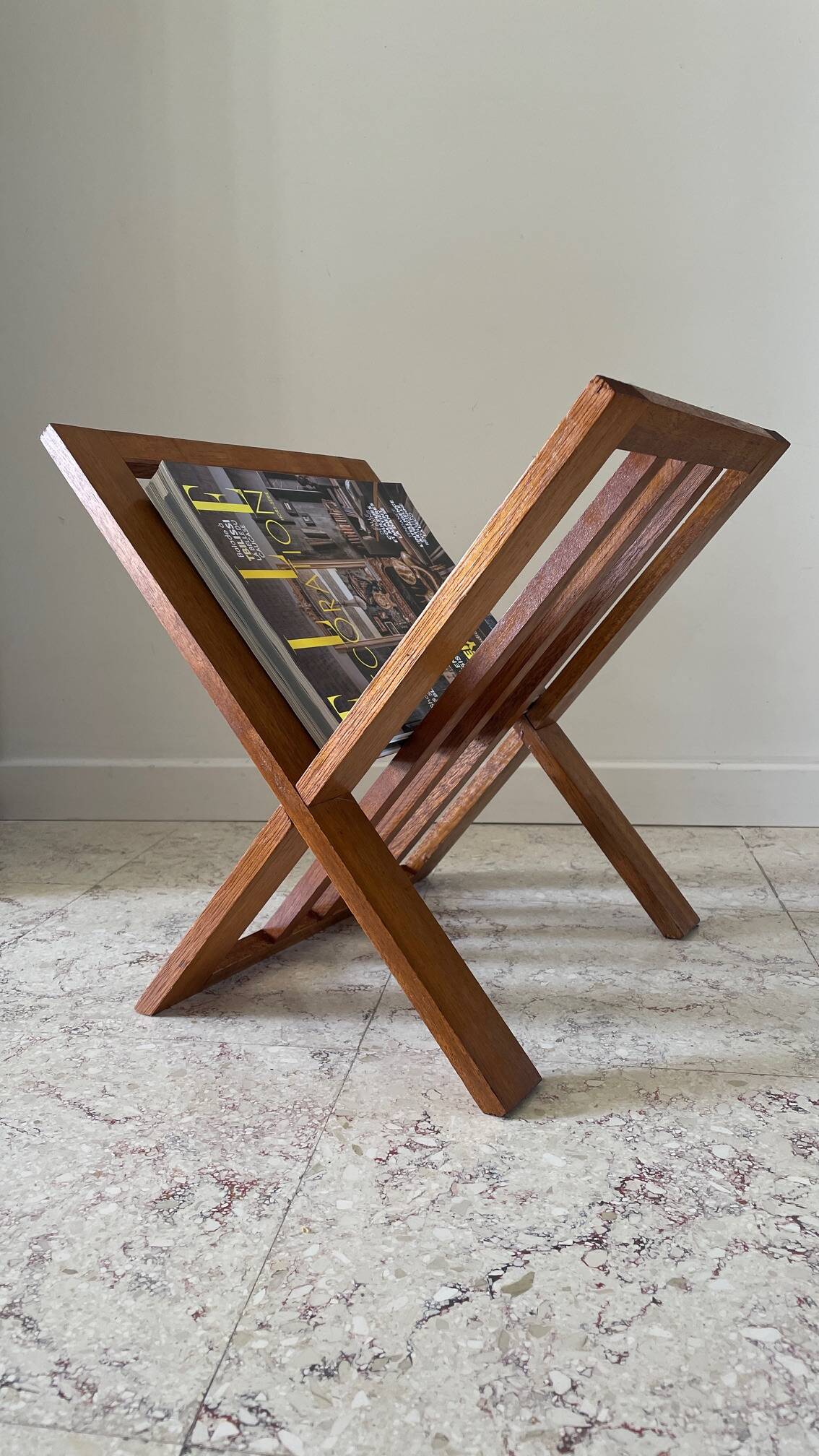 Vintage design geometric magazine rack