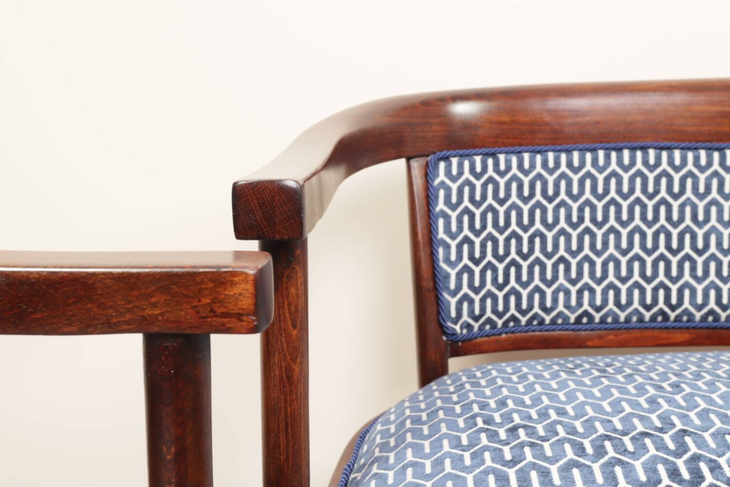 Thonet living room set, in wood and blue jacquard, 1910