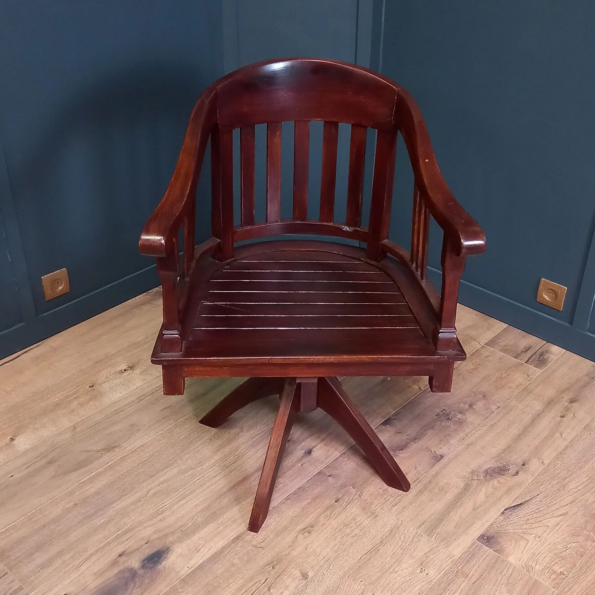 Mahogany office chair with swivel function