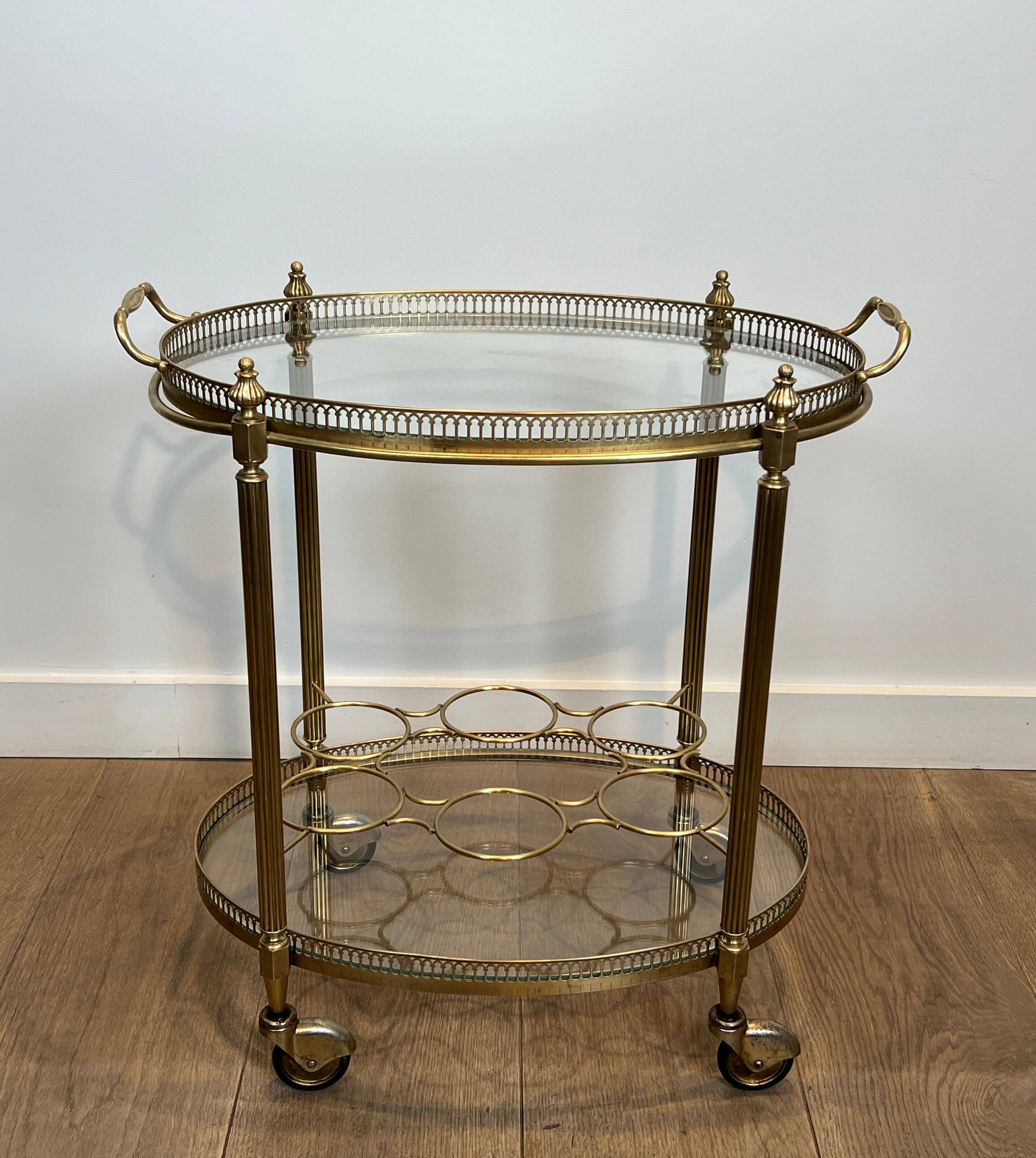 Table roulante ovale en laiton dans le goût de la Maison Jansen. Vers 1940