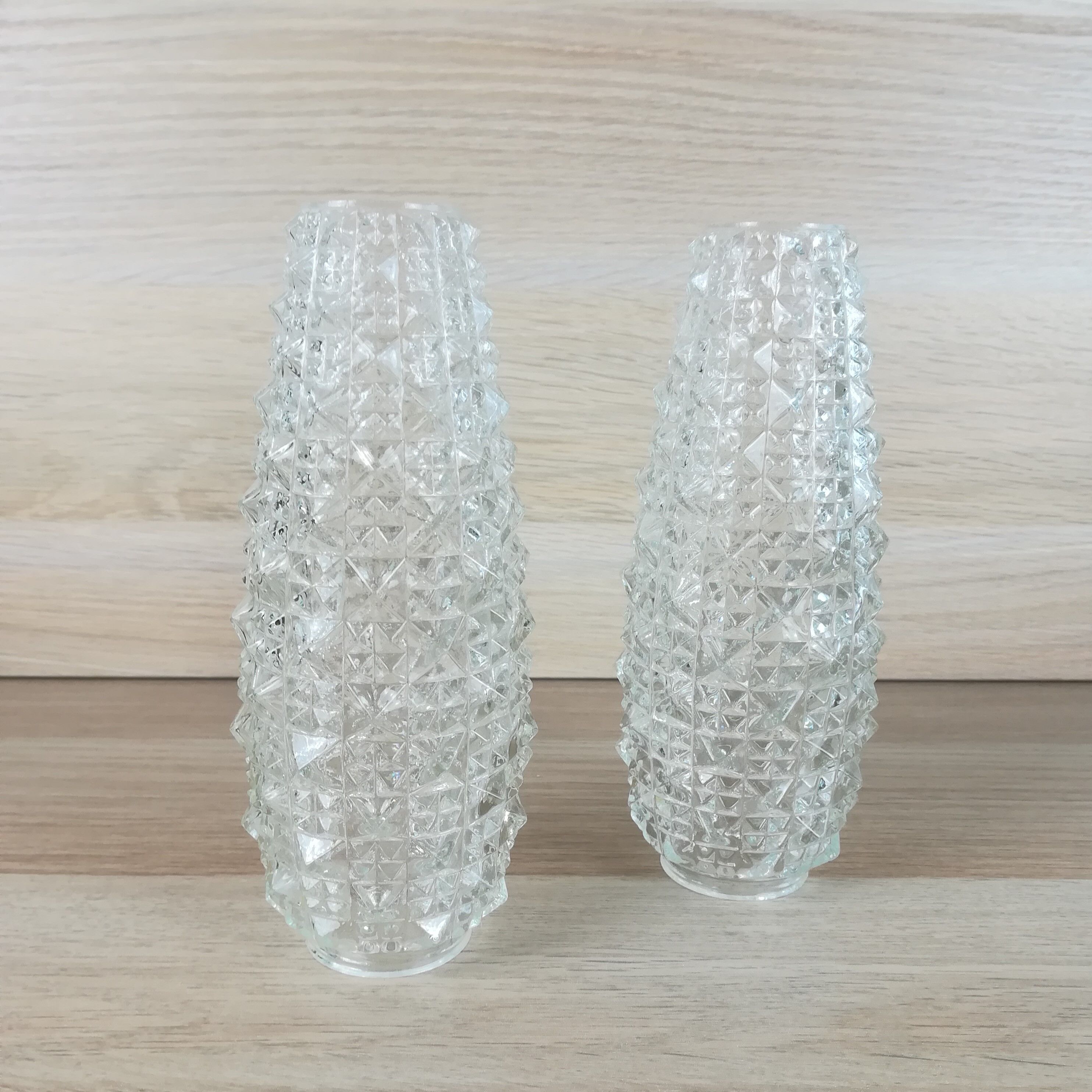 2 conical globes in scissor glass