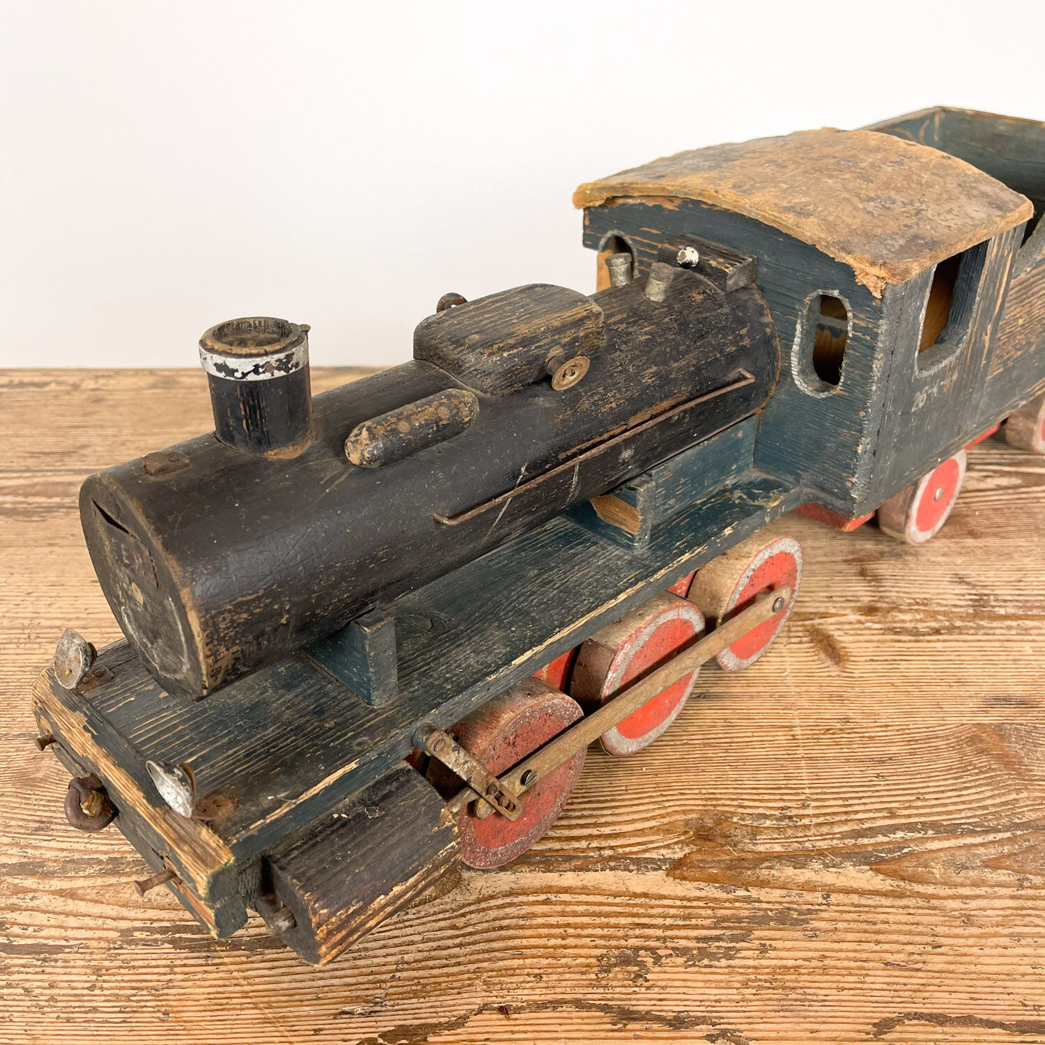 Jouet train en bois art populaire 1944