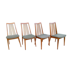 ensemble de quatre chaises de style scandinave