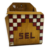 Ancienne boîte à sel en bois à décor de damier rouge et blanc