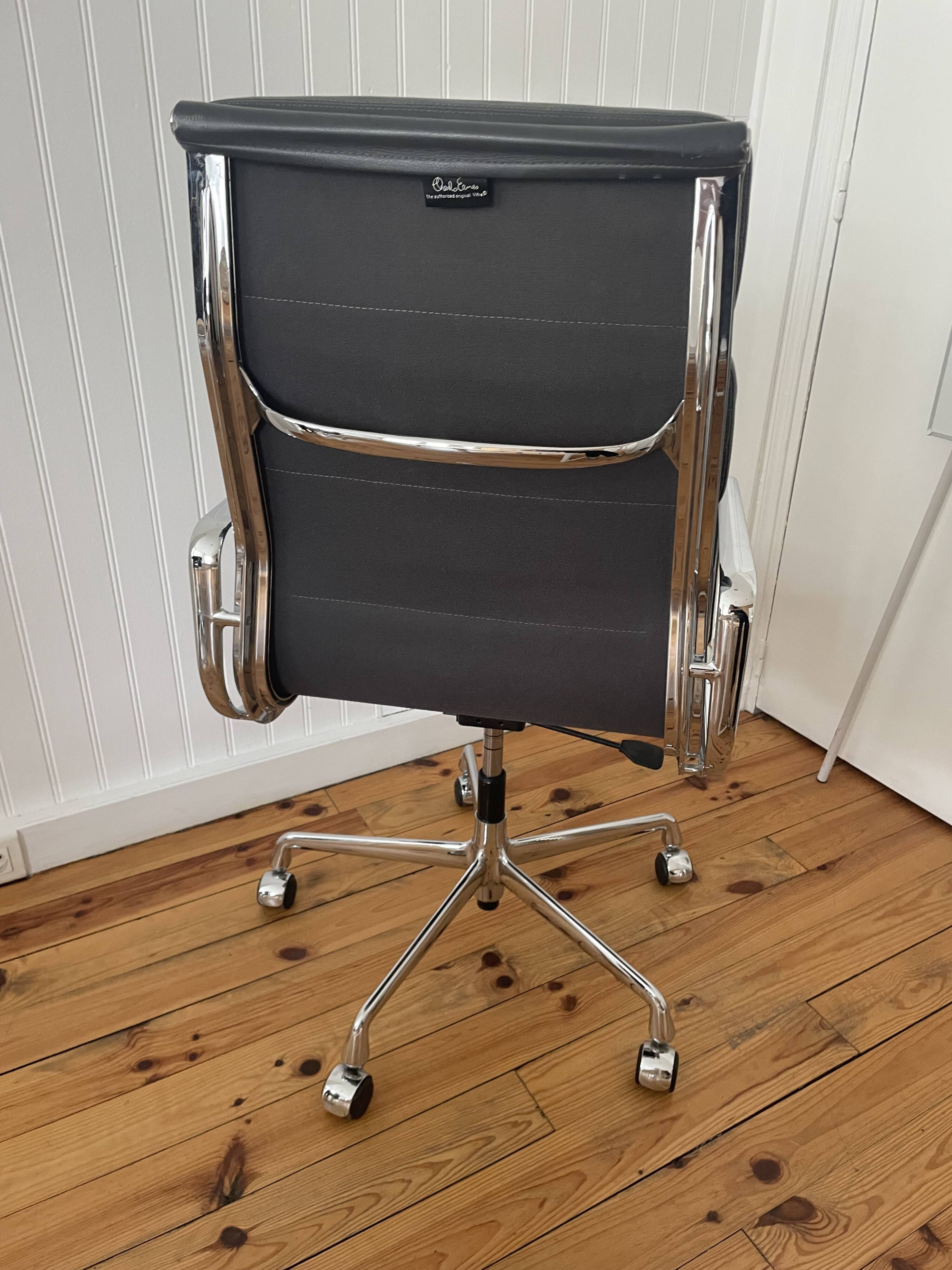 Fauteuil de bureau ea 219 soft pad eames chair by vitra