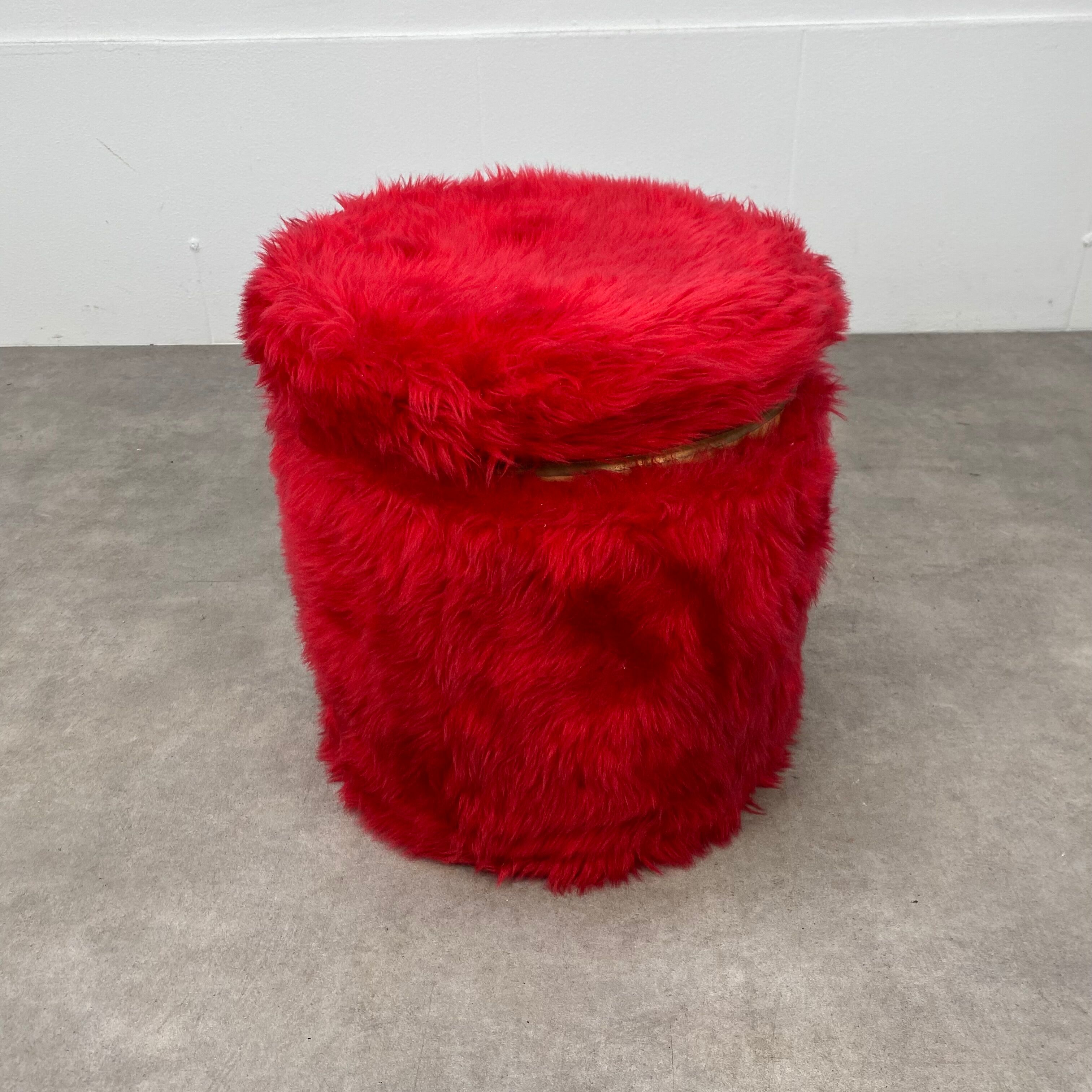 Chest stool in vintage red moumoute