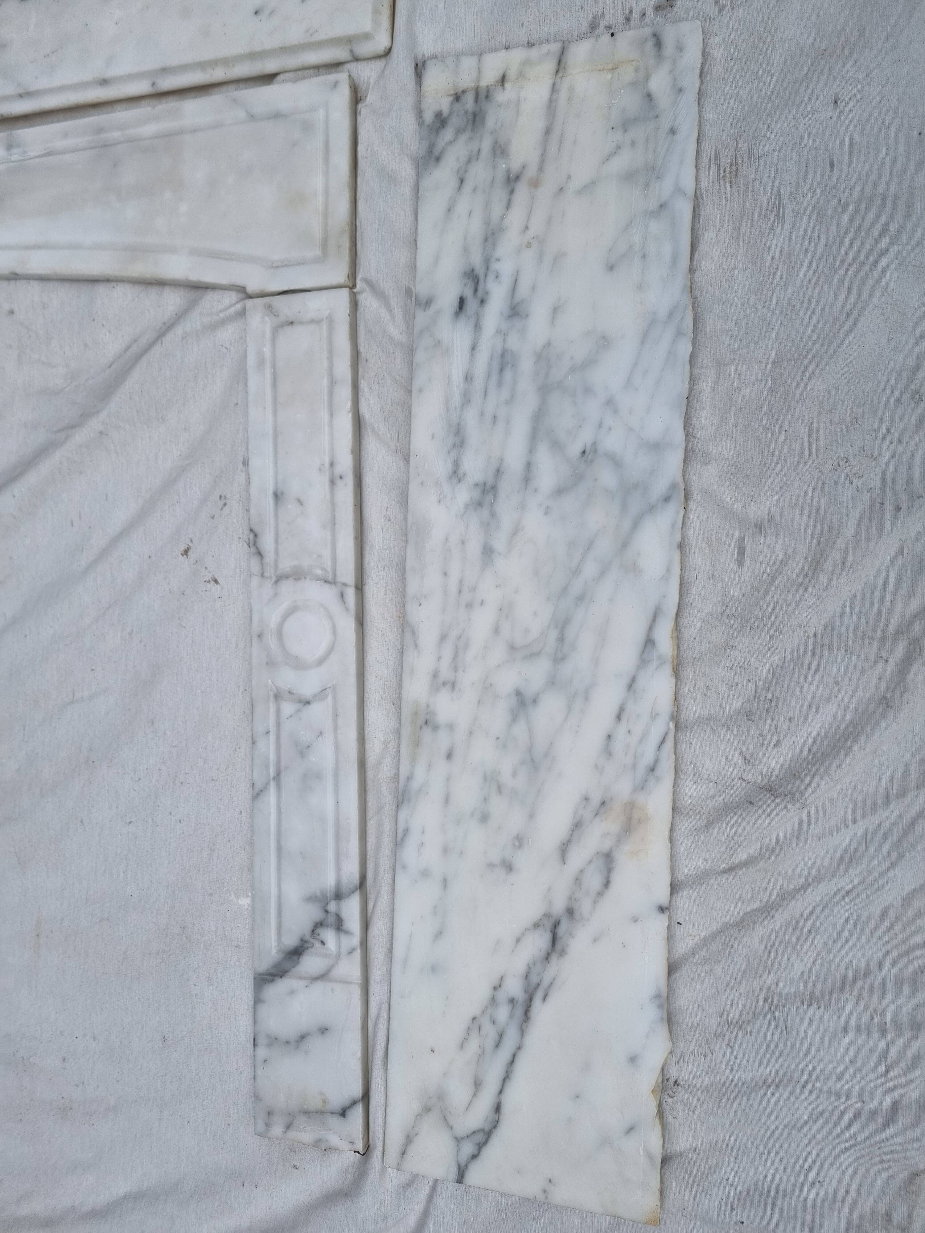 Cheminée Pompadour en marbre blanc de Carrare