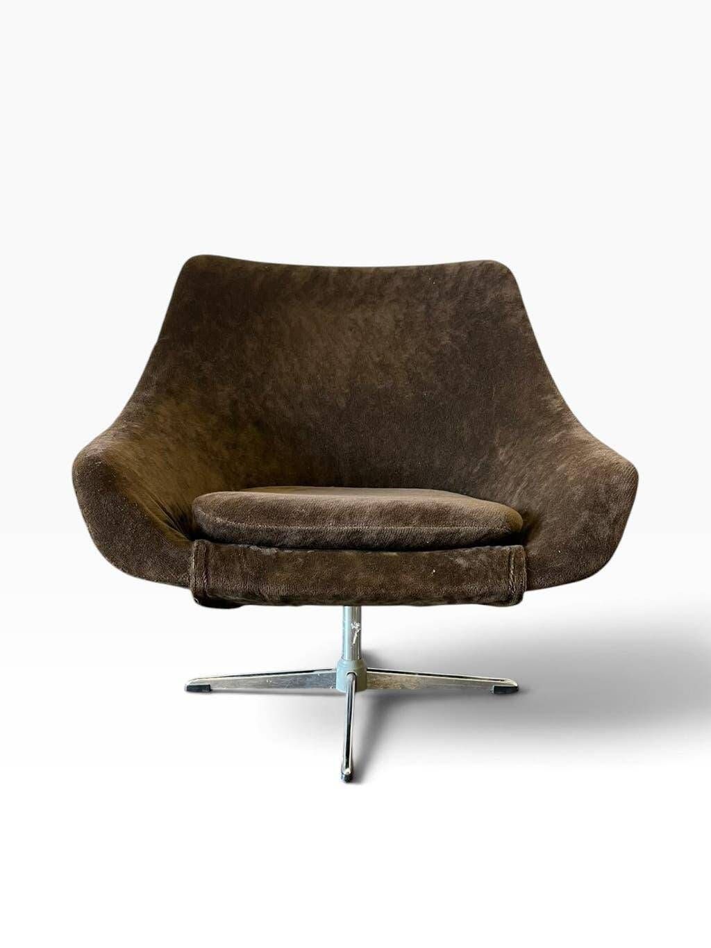 Brown vintage armchair/chair on a star base.