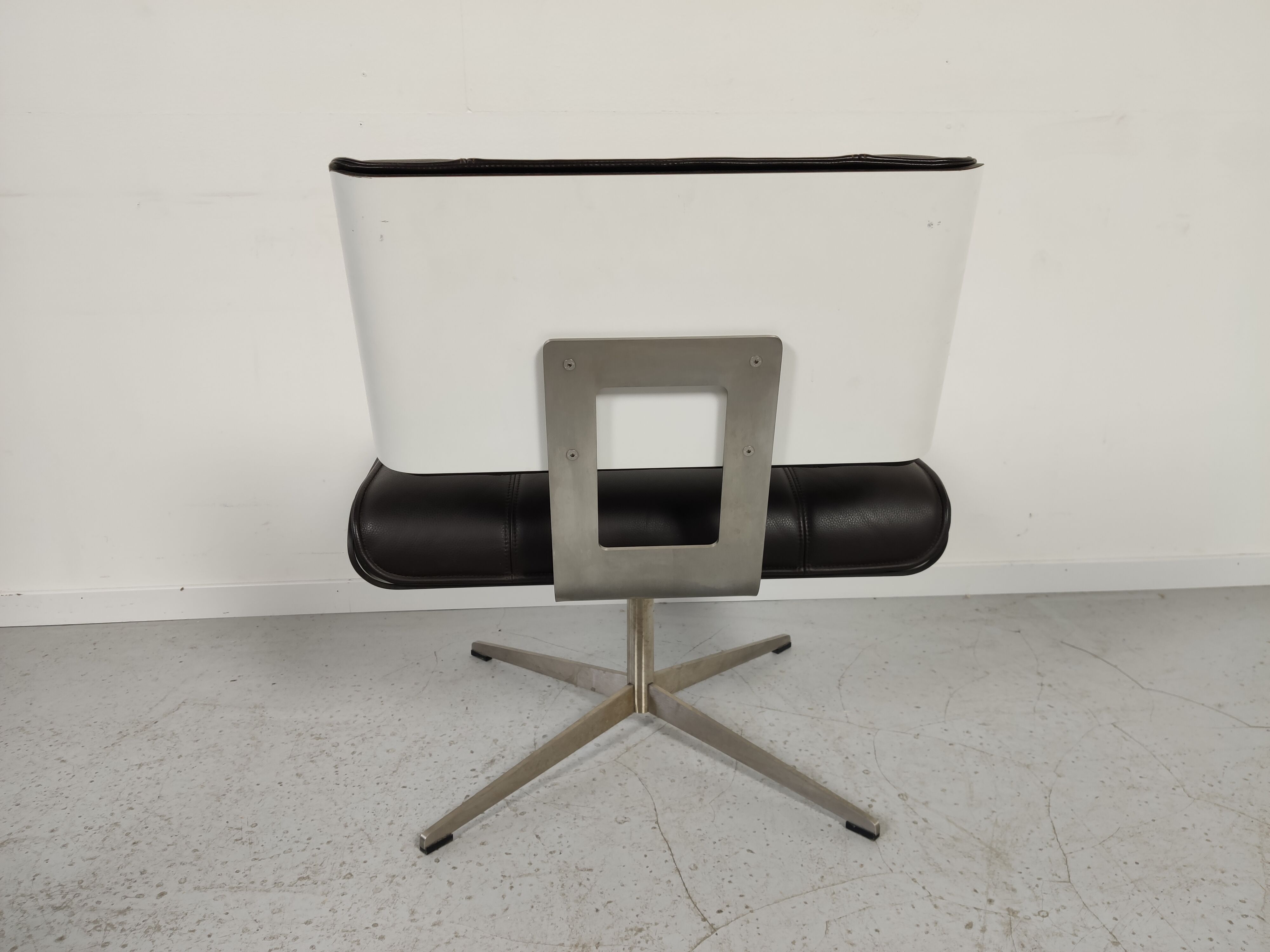 Paire de fauteuils cuir design années 90