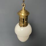 Lampe à suspension en verre opalin avec élégante monture en laiton