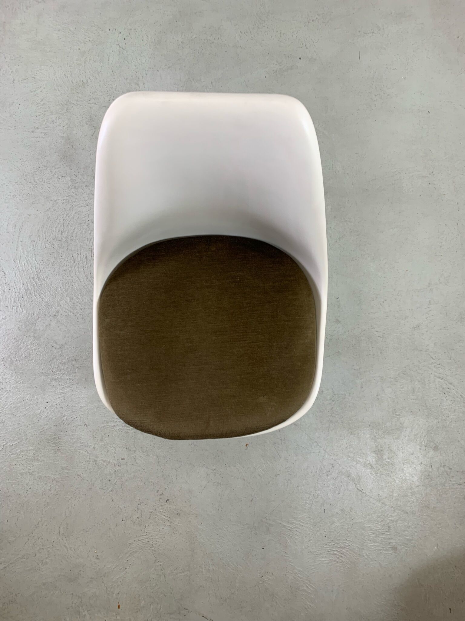 Eero Saarinen Tulip Dining Set with Swifel Chairs for Knoll International 1960s